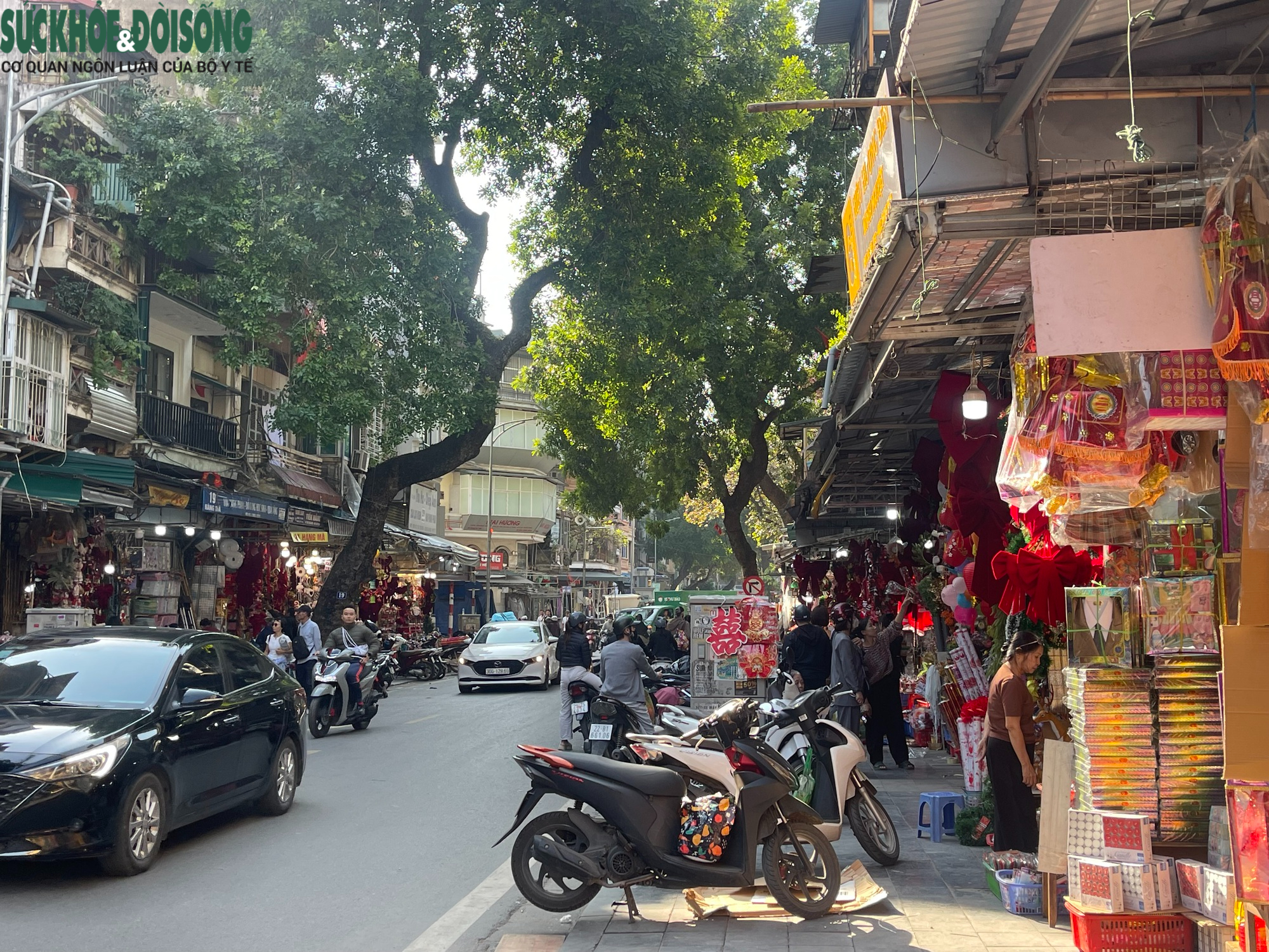 Người dân tất bật tháo dỡ mái che vỉa hè phố Hàng Mã- Ảnh 8. Người dân tất bật tháo dỡ mái che vỉa hè phố Hàng Mã- Ảnh 8.