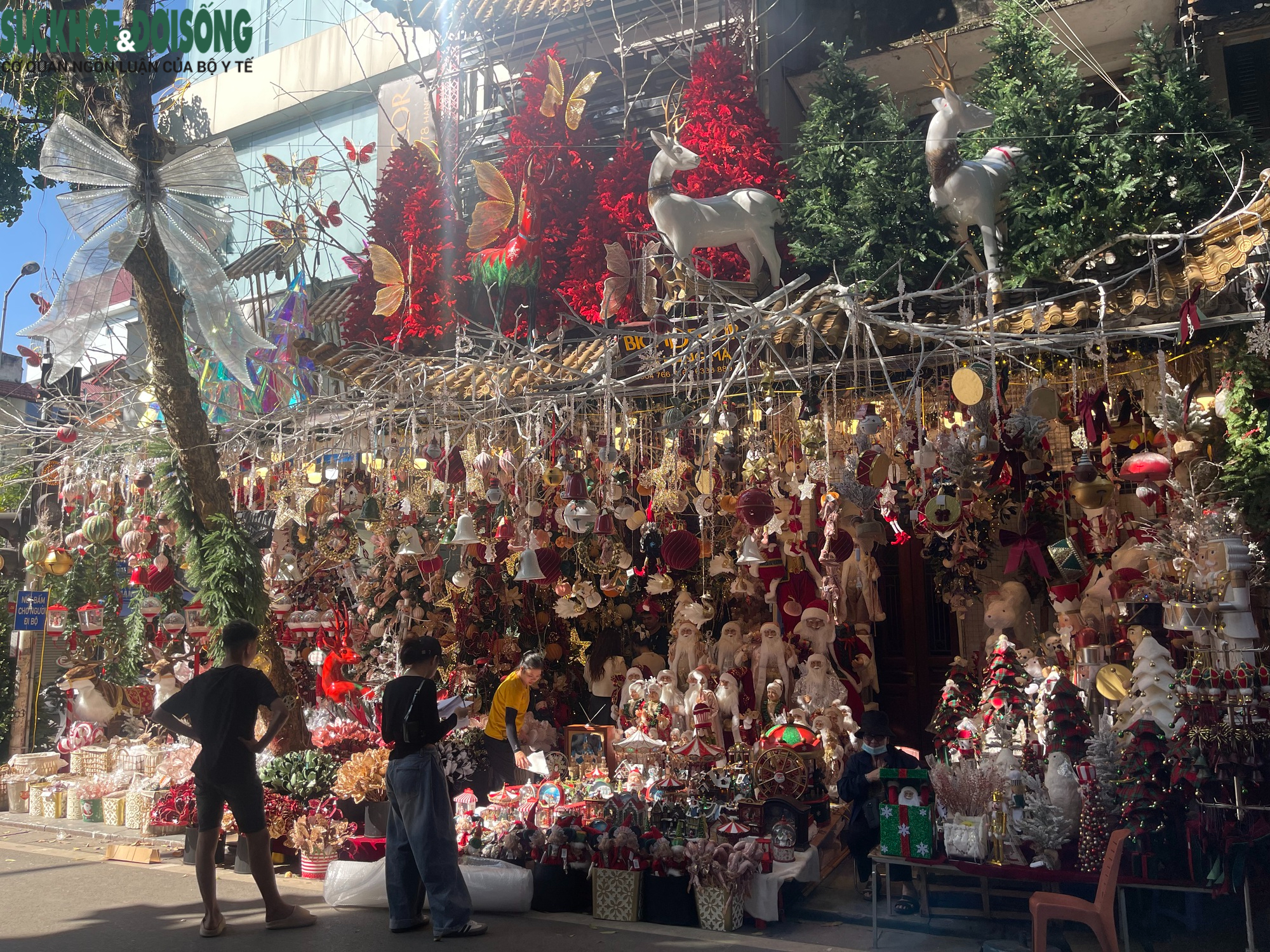 Người dân tất bật tháo dỡ mái che vỉa hè phố Hàng Mã- Ảnh 9. Người dân tất bật tháo dỡ mái che vỉa hè phố Hàng Mã- Ảnh 9.