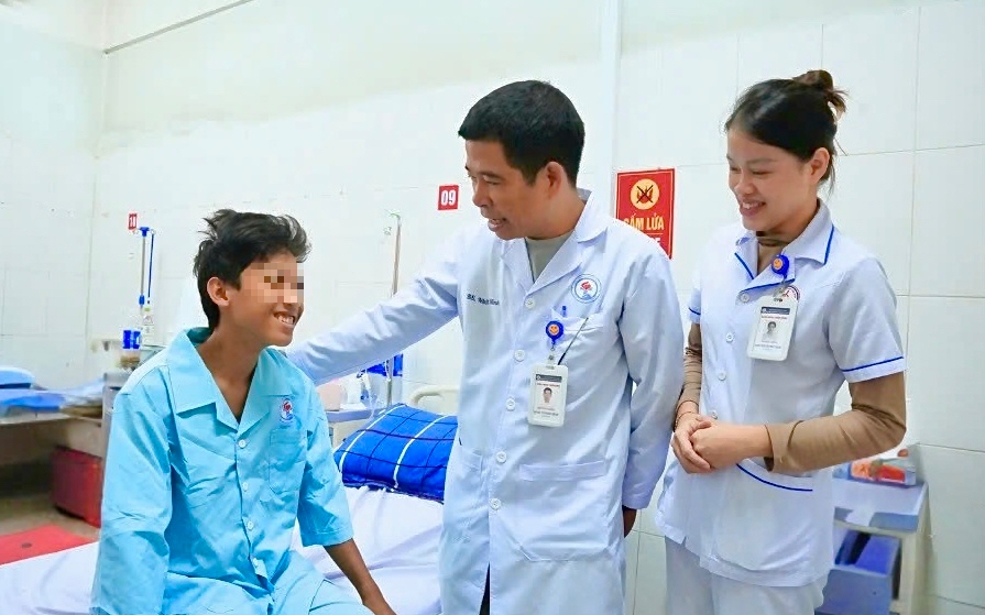 Giành lại sự sống cho nam sinh gặp tai nạn nguy kịch trên đường đi học về