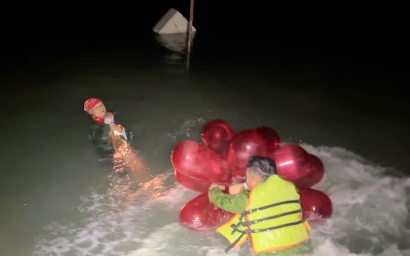 Vào bờ tránh bão, tàu cá bị sóng đánh chìm khiến 1 người tử vong, 2 người mất tích- Ảnh 2.