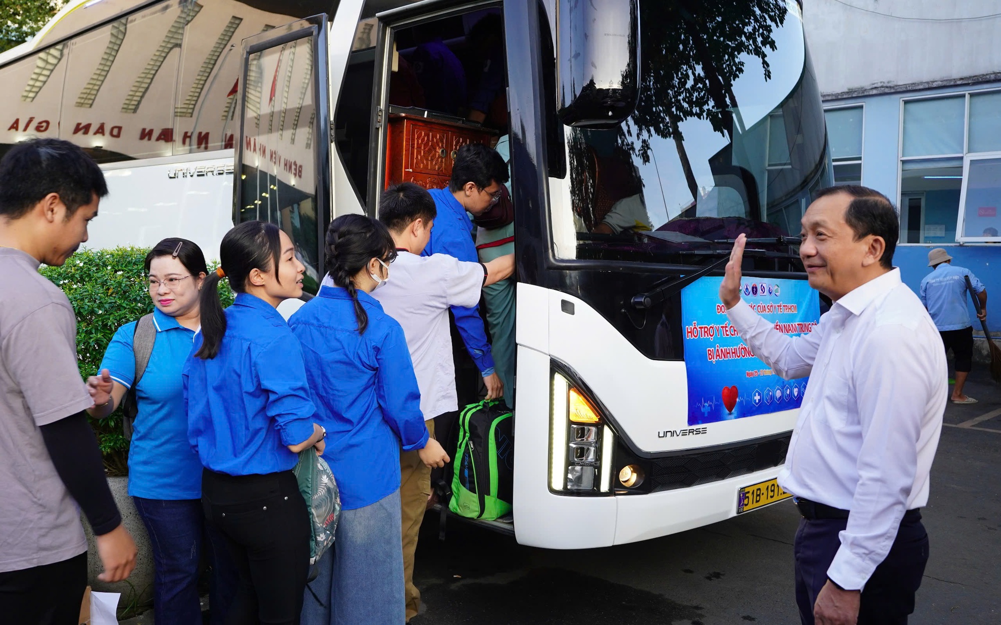 Ấm lòng vùng lũ: Bác sĩ TPHCM khám hơn 3.500 người dân, trao hàng trăm phần quà và mời cơm trưa bà con Đắk Lắk- Ảnh 5.