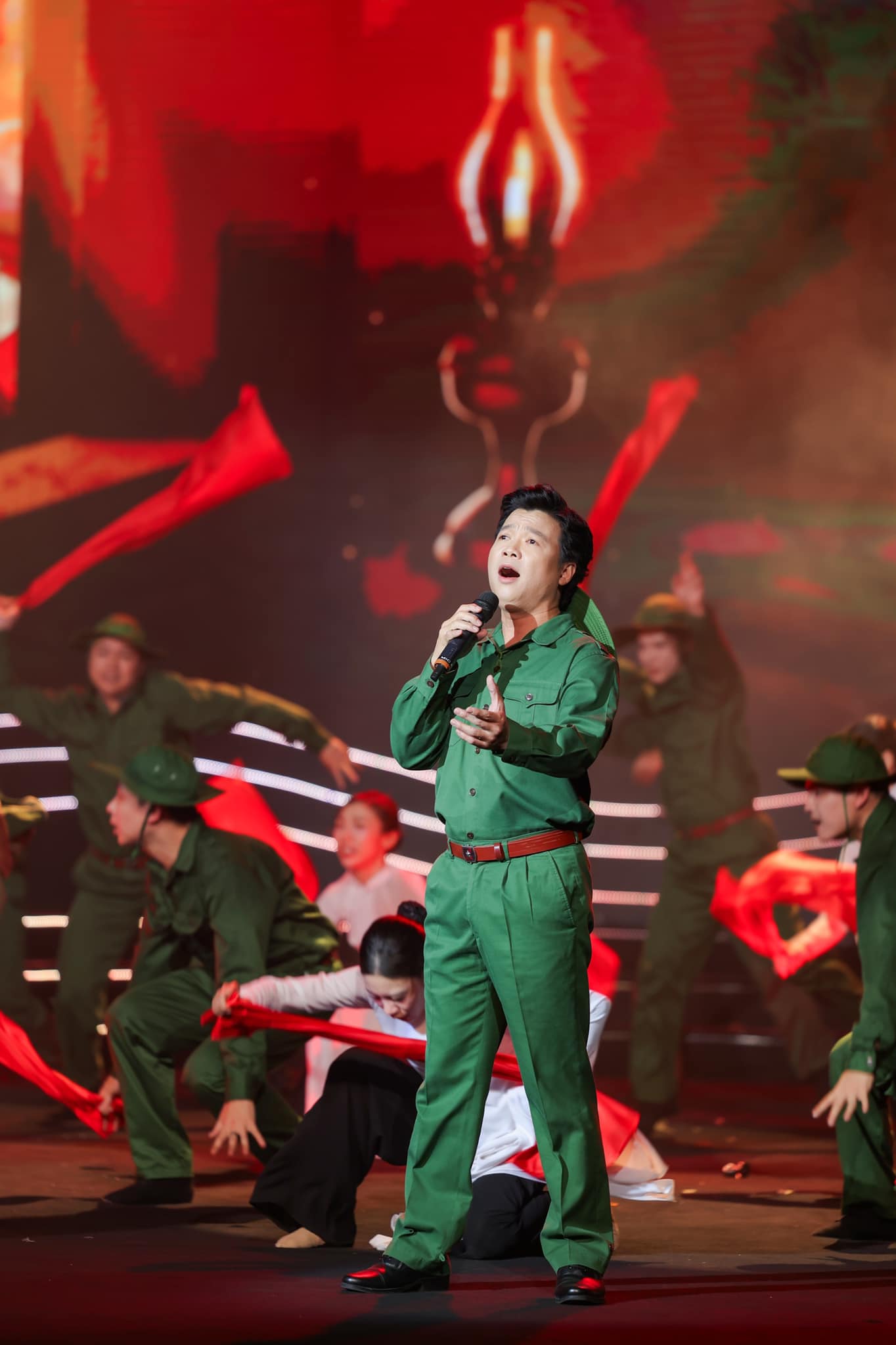 Nam NSƯT mang quân hàm Thiếu tá vừa được bổ nhiệm làm Phó giám đốc Dàn nhạc Giao hưởng Quân đội là ai?- Ảnh 5.