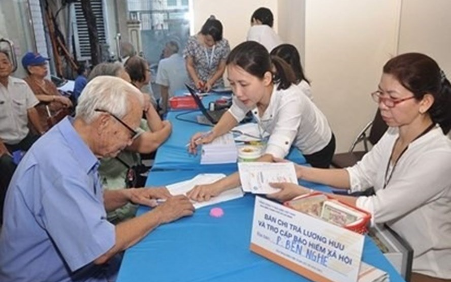 Chủ tịch xã quyết định chi trả trợ cấp hưu trí xã hội cho người già không có lương hưu- Ảnh 2.