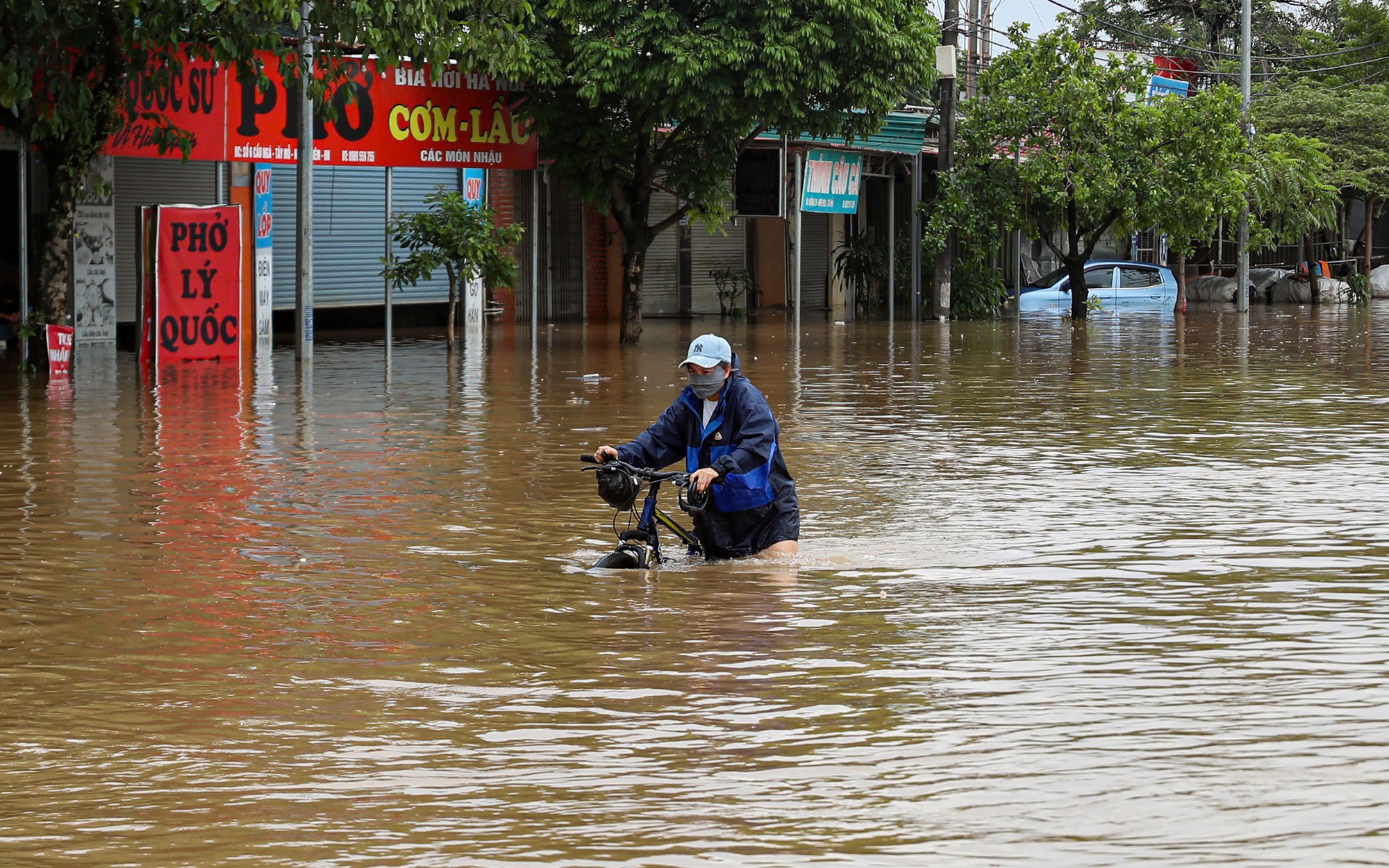 Áp thấp nhiệt đới sẽ mạnh lên thành bão trên Biển Đông vào đêm nay- Ảnh 1. Áp thấp nhiệt đới sẽ mạnh lên thành bão trên Biển Đông vào đêm nay- Ảnh 1.