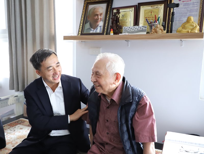 សាស្ត្រាចារ្យរង វេជ្ជបណ្ឌិត Hoang Bao Chau៖ បុរសដែលបានចំណាយជីវិតរបស់គាត់ចាក់គ្រឹះសម្រាប់ស្តង់ដារ និងទំនើបកម្មឱសថបូព៌ាវៀតណាម - រូបថត ២. TTND.GS.BS Hoàng Bảo Châu: Người trọn đời đặt nền móng chuẩn hóa và hiện đại hóa Đông y Việt Nam- Ảnh 2.