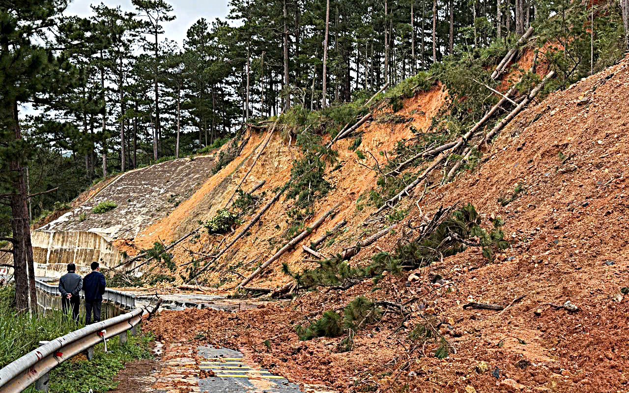 Hạ tầng giao thông "tổn thương" ra sao sau mưa lũ?