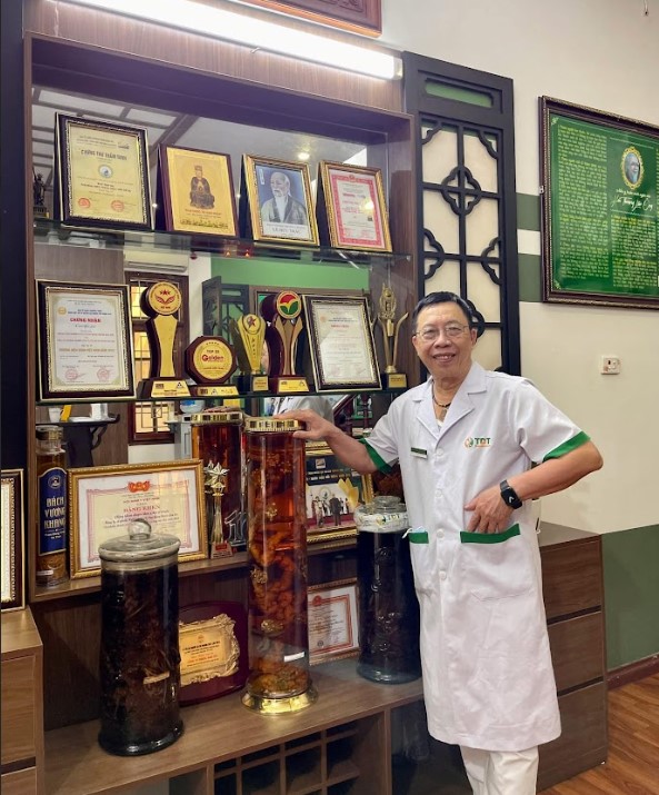 Profesor Madya, Doktor Le Huu Tuan - Perubatan Tradisional adalah bahagian penting dalam kerjaya perubatan saya - Foto 2. TTUT.BS CK2 Lê Hữu Tuấn - Thuốc Dân Tộc là mảnh ghép quan trọng trong cuộc đời khám chữa bệnh của tôi- Ảnh 2.