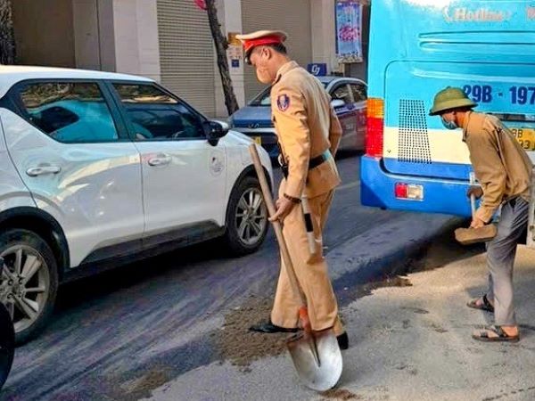 Hà Nội: Xử lý vết dầu loang dài gần 1 km trên đường Khâm Thiên trong giờ cao điểm- Ảnh 2.