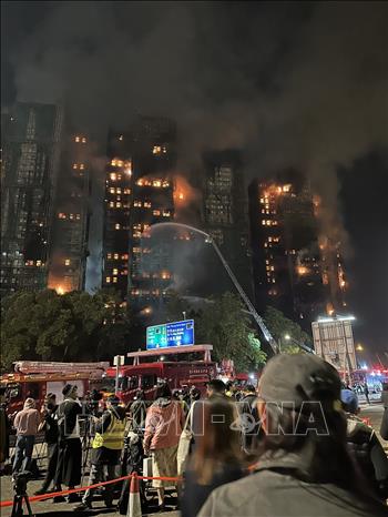 Số người thương vong trong vụ cháy chung cư ở Hong Kong (Trung Quốc) tiếp tục tăng- Ảnh 1. Số người thương vong trong vụ cháy chung cư ở Hong Kong (Trung Quốc) tiếp tục tăng- Ảnh 1.