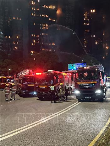 Số người thương vong trong vụ cháy chung cư ở Hong Kong (Trung Quốc) tiếp tục tăng- Ảnh 2. Số người thương vong trong vụ cháy chung cư ở Hong Kong (Trung Quốc) tiếp tục tăng- Ảnh 2.