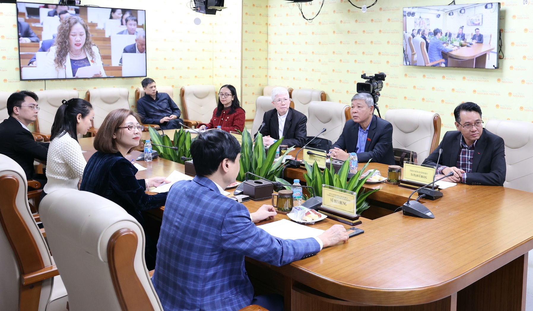 Yeni durumda nüfus sorunlarının eş zamanlı çözümü için Nüfus Kanunu'nun çıkarılması - Fotoğraf 1. Ban hành Luật Dân số để giải quyết đồng bộ các vấn đề dân số trong tình hình mới- Ảnh 1.