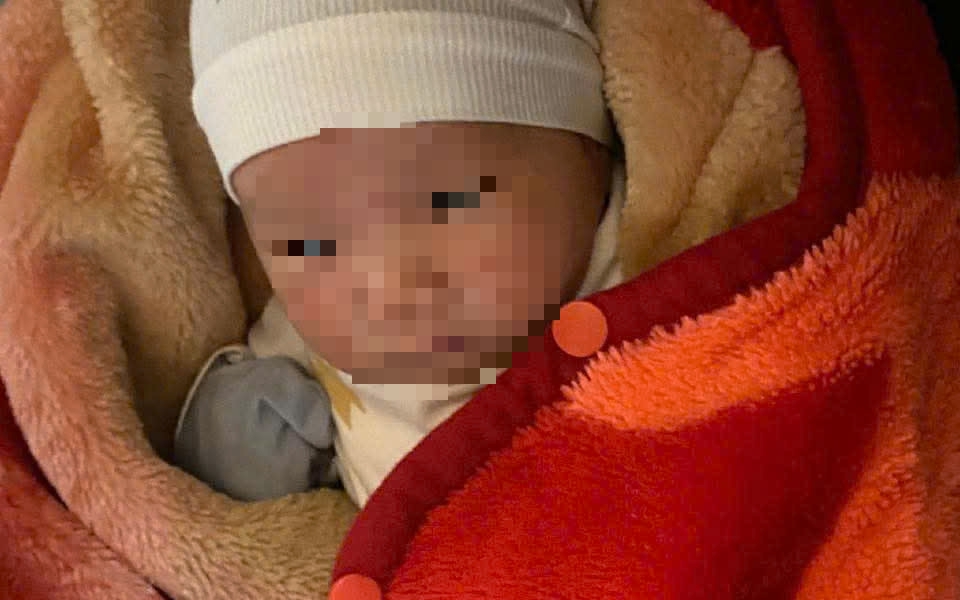 Đi thể dục buổi sáng, người phụ nữ bất ngờ phát hiện bé sơ sinh trên tấm xốp- Ảnh 2. Đi thể dục buổi sáng, người phụ nữ bất ngờ phát hiện bé sơ sinh trên tấm xốp- Ảnh 2.