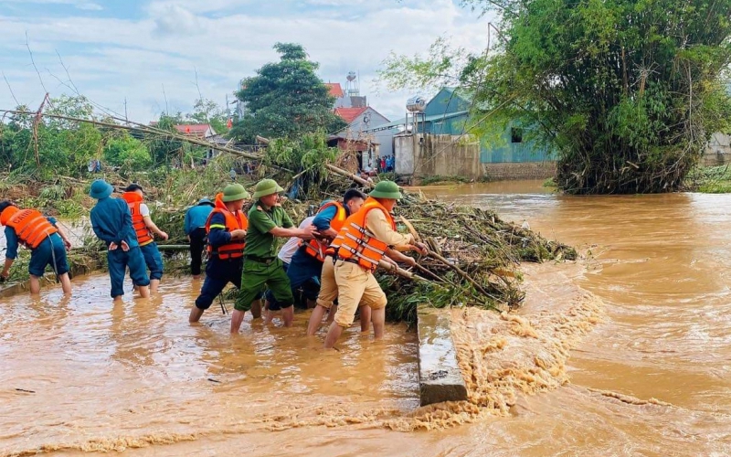 Khẩn cấp triển khai các biện pháp ứng phó với bão số 15