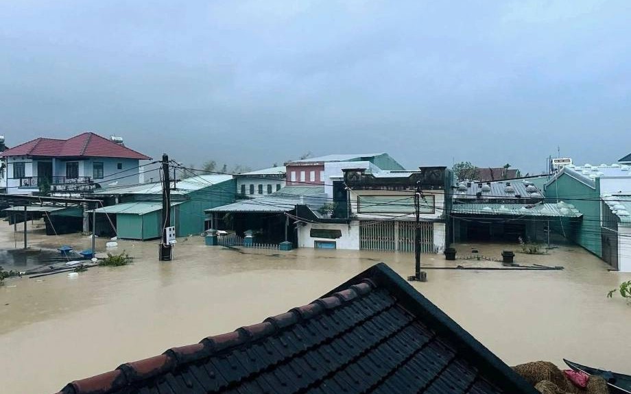 Miền Trung bị tác động thế nào bởi bão số 15?