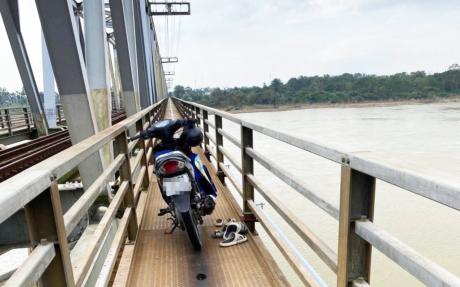 Bắt khẩn cấp người cha ôm 2 con nhảy cầu tự tử ở Quảng Ngãi- Ảnh 3. Hé lộ nguyên nhân người đàn ông ôm 2 cháu nhỏ nhảy xuống sông Trà Khúc