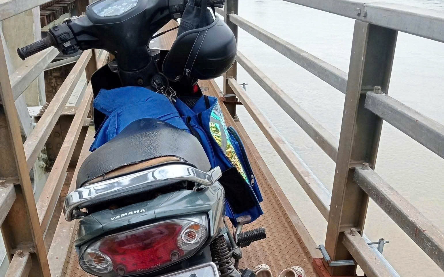 Hé lộ nguyên nhân người đàn ông ôm 2 cháu nhỏ nhảy xuống sông Trà Khúc- Ảnh 3.