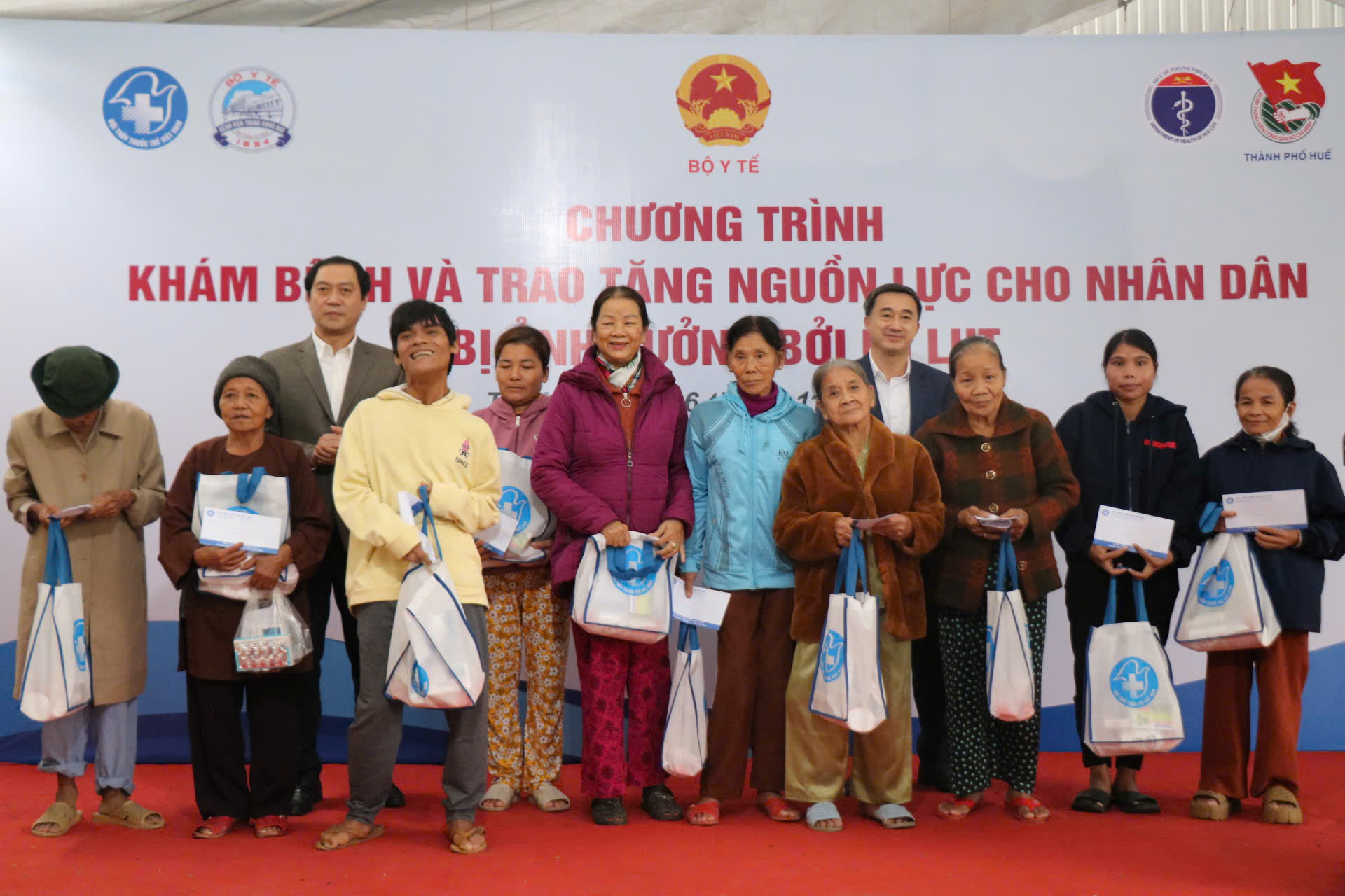 סגן השר טראן ואן תואן השתתף בתוכנית הבדיקה הרפואית וחלוקת תרופות חינם לתושבי הואה לאחר השיטפון - תמונה 6. Thứ trưởng Trần Văn Thuấn dự chương trình khám bệnh, cấp phát thuốc miễn phí cho người dân Huế sau lũ- Ảnh 6.