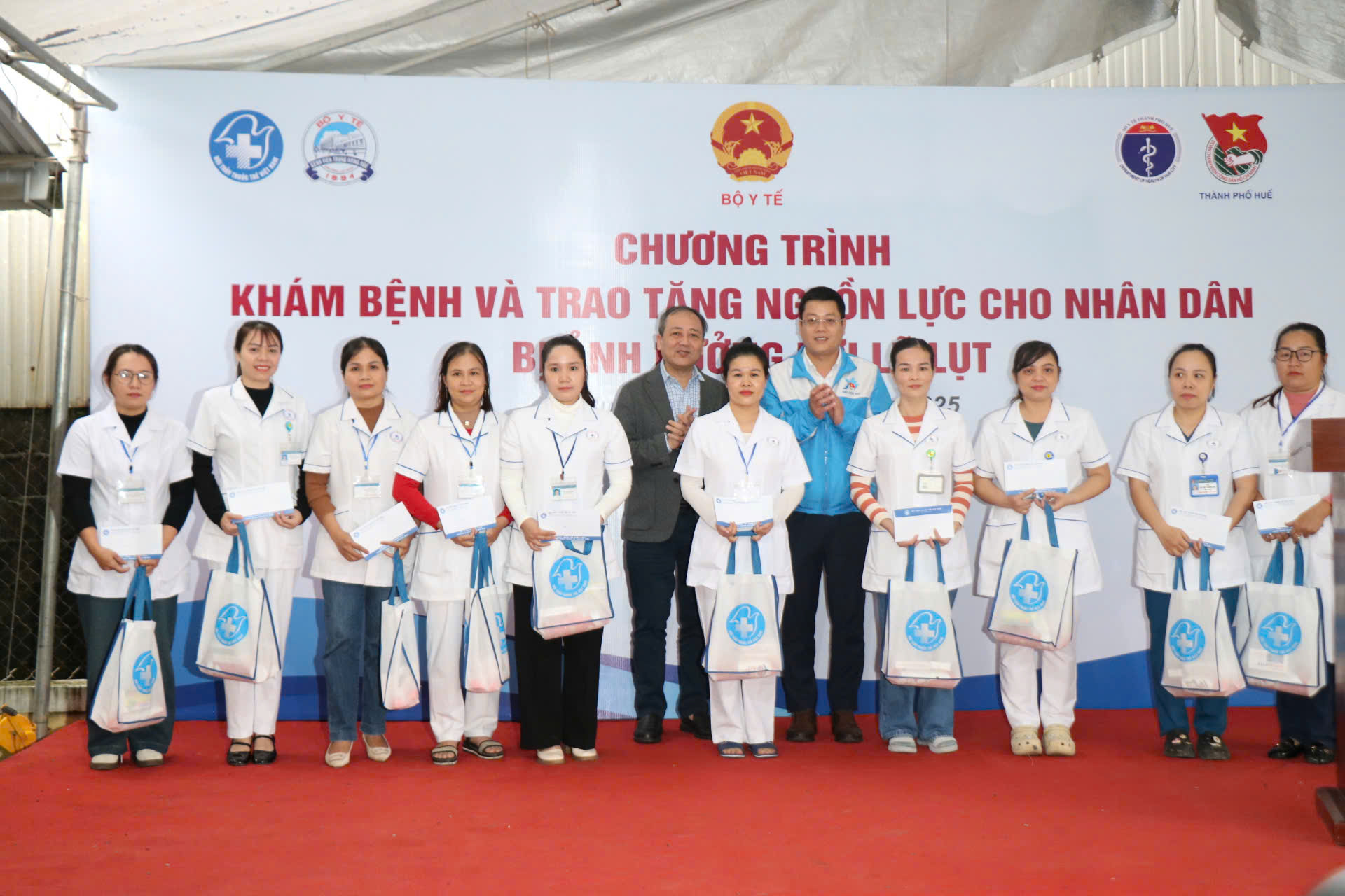 סגן השר טראן ואן תואן השתתף בתוכנית הבדיקה הרפואית וחלוקת תרופות חינם לתושבי הואה לאחר השיטפון - תמונה 8. Thứ trưởng Trần Văn Thuấn dự chương trình khám bệnh, cấp phát thuốc miễn phí cho người dân Huế sau lũ- Ảnh 8.