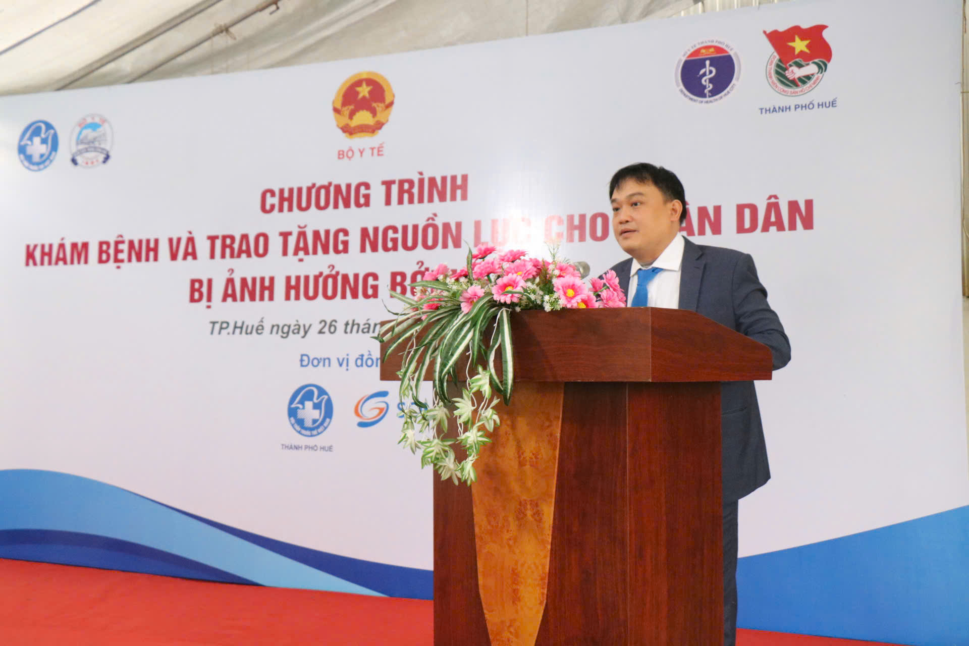 סגן השר טראן ואן תואן השתתף בתוכנית הבדיקה הרפואית וחלוקת תרופות חינם לתושבי הואה לאחר השיטפון - תמונה 3. Thứ trưởng Trần Văn Thuấn dự chương trình khám bệnh, cấp phát thuốc miễn phí cho người dân Huế sau lũ- Ảnh 3.