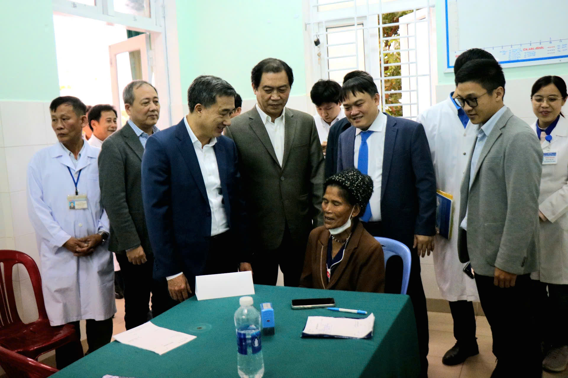 סגן השר טראן ואן תואן השתתף בתוכנית הבדיקה הרפואית וחלוקת תרופות חינם לתושבי הואה לאחר השיטפון - תמונה 2. Thứ trưởng Trần Văn Thuấn dự chương trình khám bệnh, cấp phát thuốc miễn phí cho người dân Huế sau lũ- Ảnh 2.