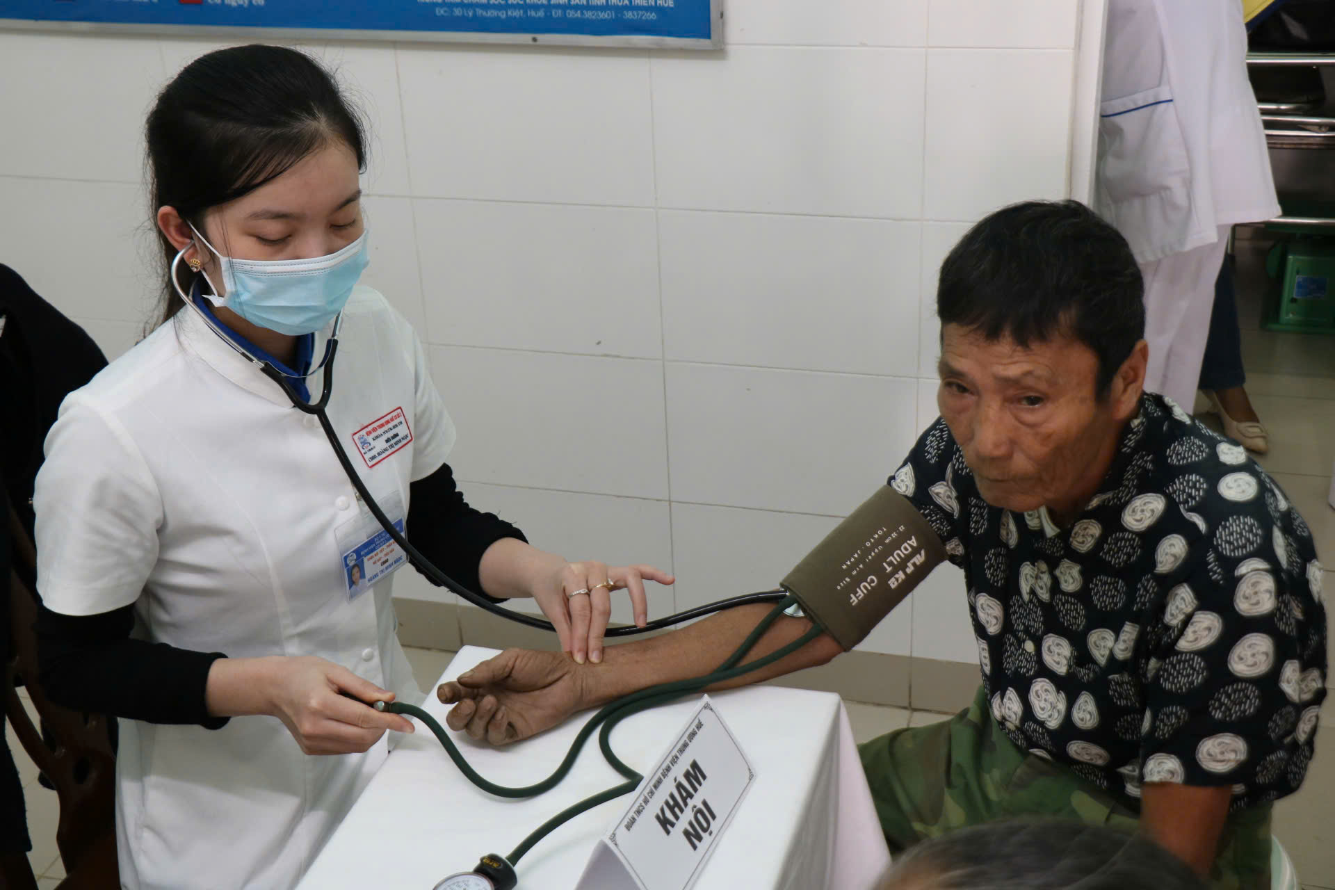 סגן השר טראן ואן תואן השתתף בתוכנית הבדיקה הרפואית וחלוקת תרופות חינם לתושבי הואה לאחר השיטפון - תמונה 9. Thứ trưởng Trần Văn Thuấn dự chương trình khám bệnh, cấp phát thuốc miễn phí cho người dân Huế sau lũ- Ảnh 9.