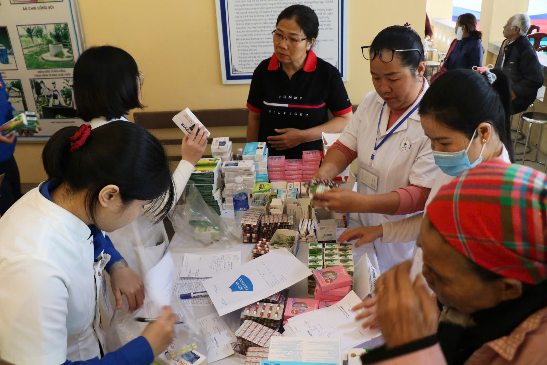 סגן השר טראן ואן תואן השתתף בתוכנית הבדיקה הרפואית וחלוקת תרופות חינם לתושבי הואה לאחר השיטפון - תמונה 11. Thứ trưởng Trần Văn Thuấn dự chương trình khám bệnh, cấp phát thuốc miễn phí cho người dân Huế sau lũ- Ảnh 11.