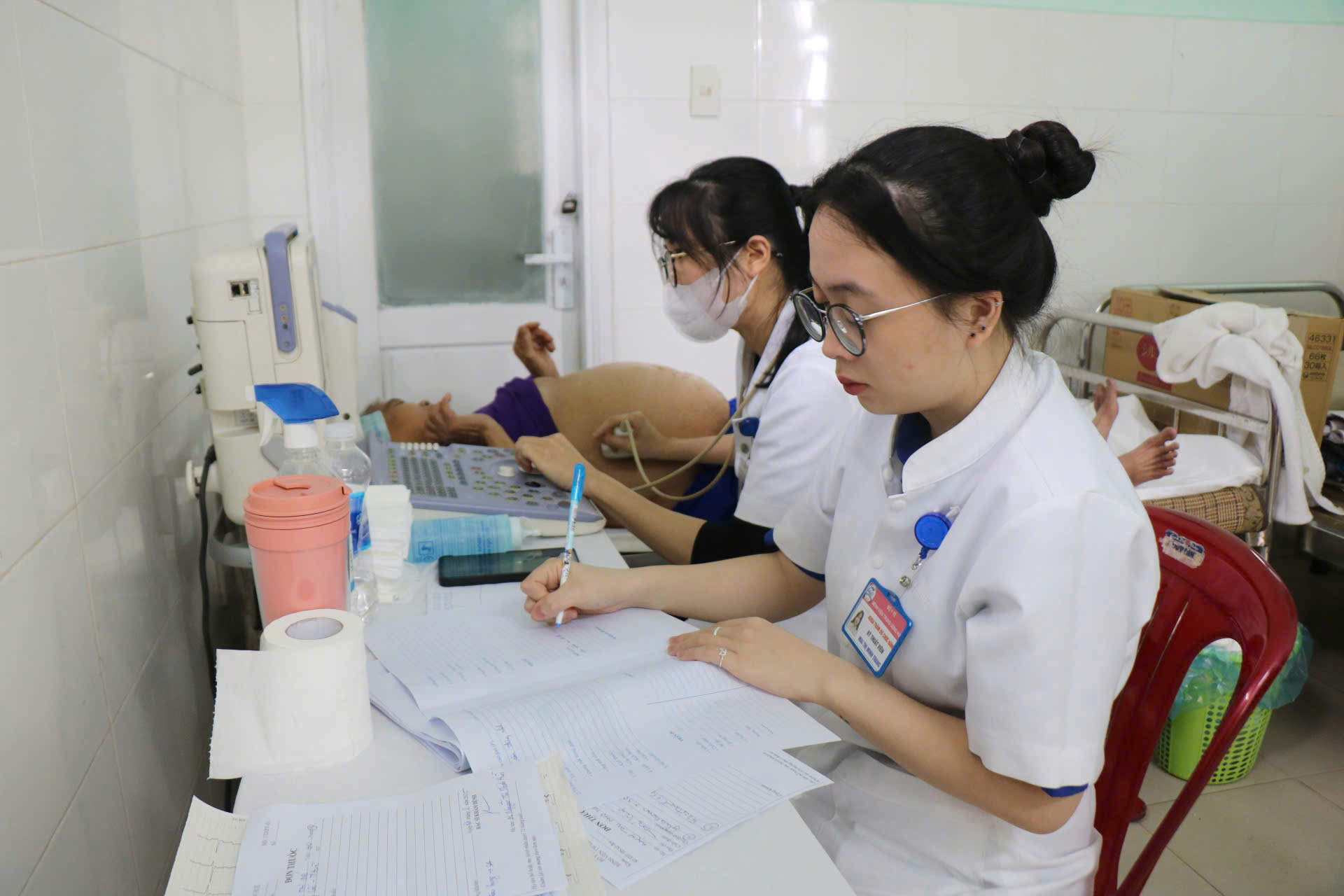 סגן השר טראן ואן תואן השתתף בתוכנית הבדיקה הרפואית וחלוקת תרופות חינם לתושבי הואה לאחר השיטפון - תמונה 10. Thứ trưởng Trần Văn Thuấn dự chương trình khám bệnh, cấp phát thuốc miễn phí cho người dân Huế sau lũ- Ảnh 10.