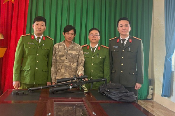 Bắt 2 đối tượng tàng trữ súng quân dụng- Ảnh 1.