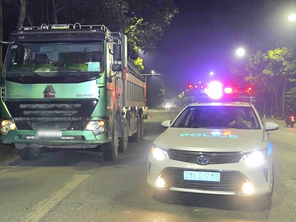 CSGT Hà Nội tuần tra xuyên đêm, phát hiện nhiều chiêu 'lách luật' của tài xế xe tải- Ảnh 1. CSGT Hà Nội tuần tra xuyên đêm, phát hiện nhiều chiêu 'lách luật' của tài xế xe tải- Ảnh 1.