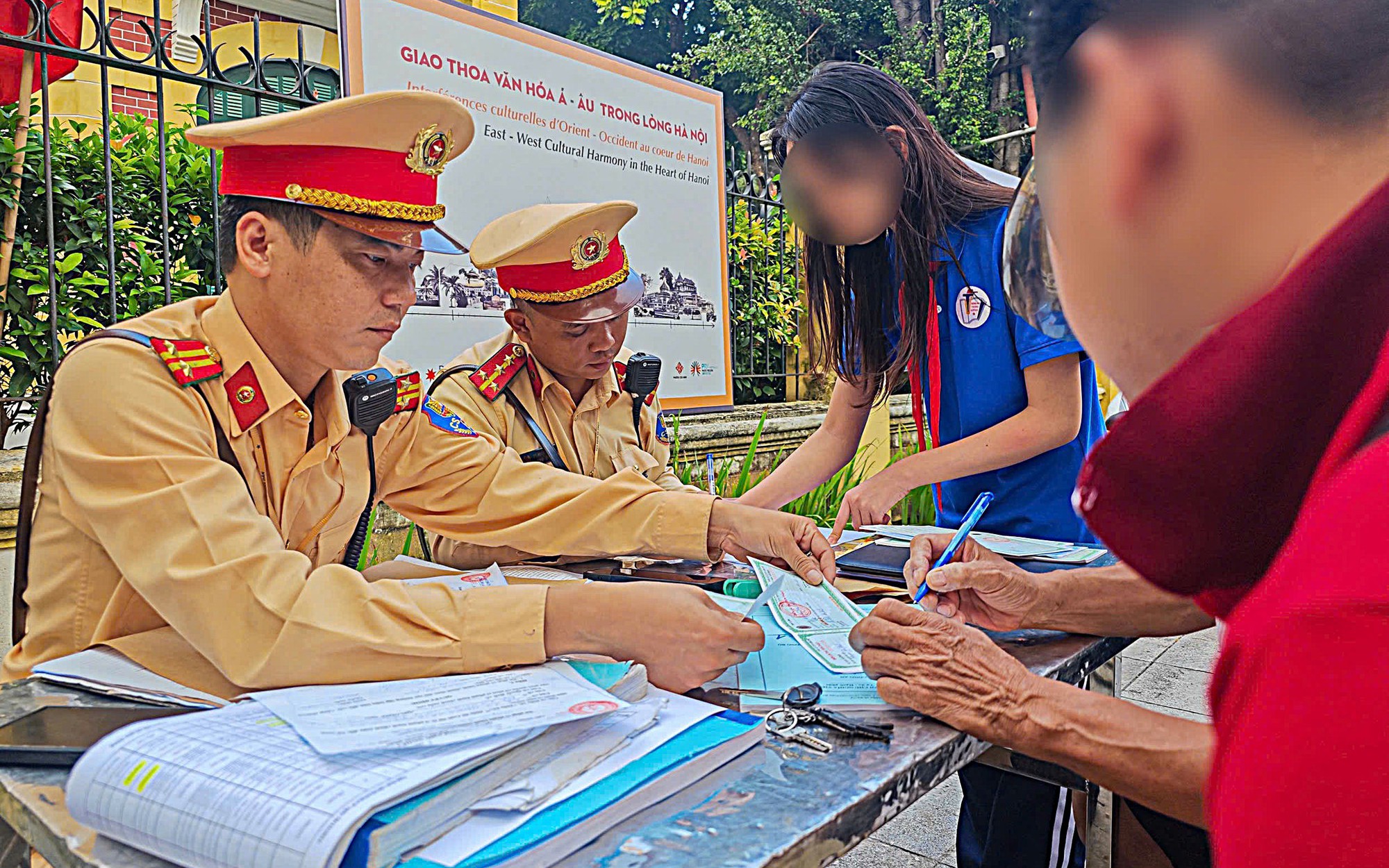 Hà Nội phân luồng giao thông tại Xuân Thủy và Đại lộ Thăng Long, người dân di chuyển thế nào?- Ảnh 1. Hơn 3.100 học sinh Hà Nội vi phạm giao thông, nhiều trường học bị nêu tên