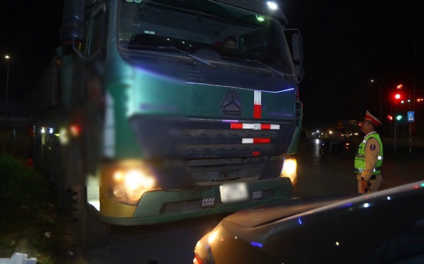 Xe tải lao xuống vực sâu 100m khiến tài xế tử vong tại chỗ- Ảnh 3.