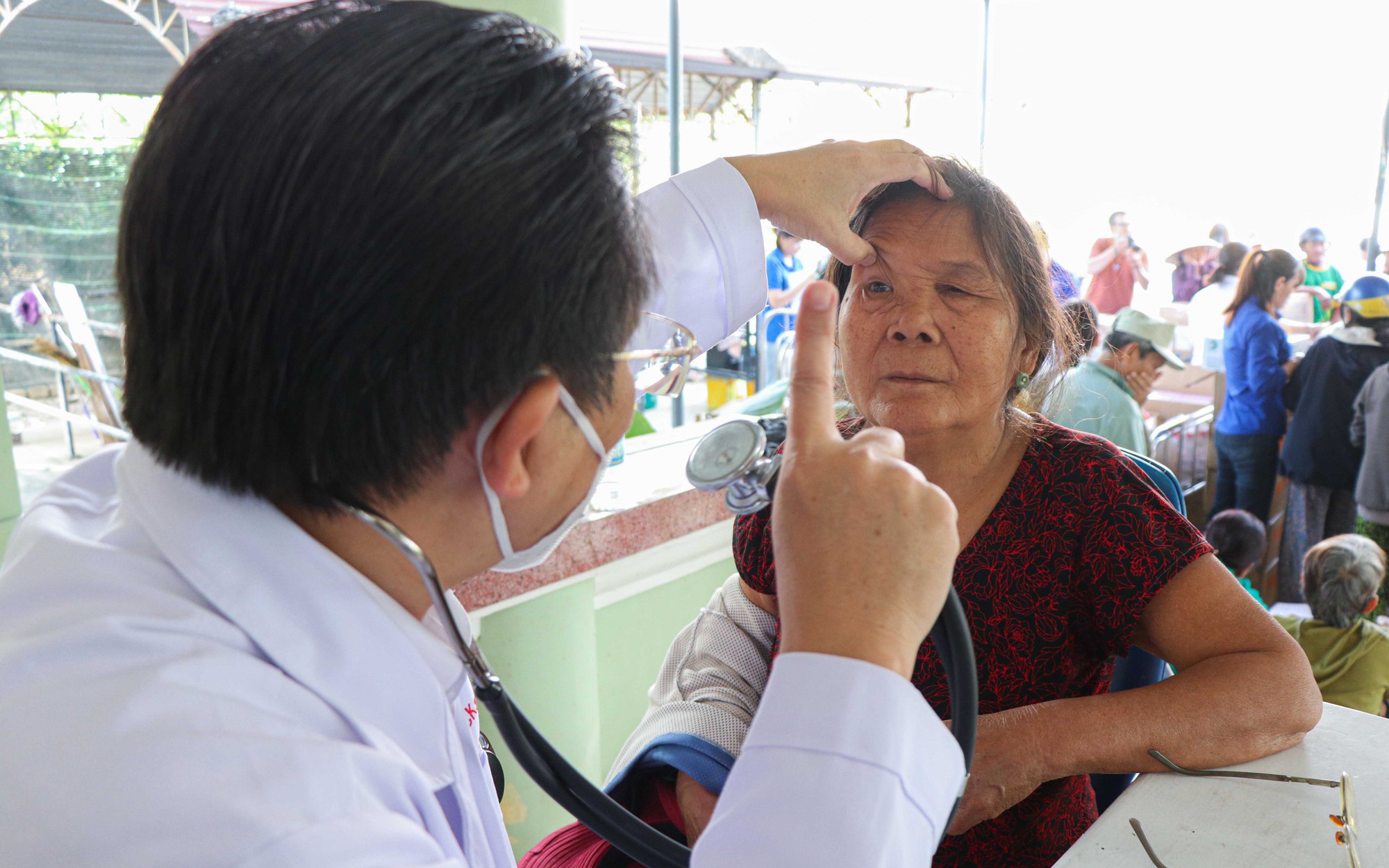 Hơn 1.600 người dân được khám bệnh, cấp thuốc và quà trong chương trình ‘Chuyến xe Sức khỏe – Thương về miền Trung’