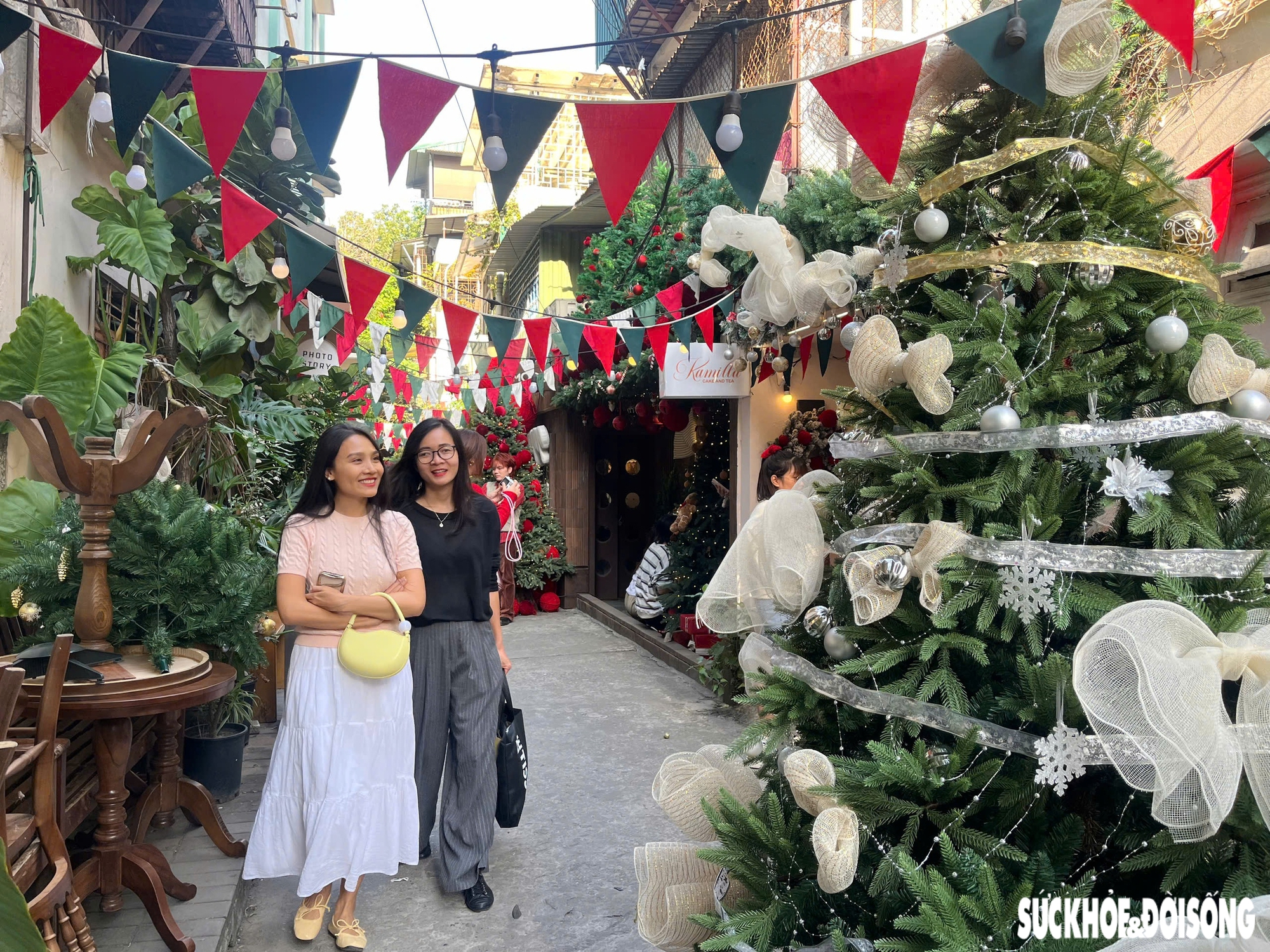 Ngõ nhỏ ở Hà Nội 'hút' giới trẻ trước mùa Giáng sinh- Ảnh 1. Ngõ nhỏ ở Hà Nội 'hút' giới trẻ trước mùa Giáng sinh- Ảnh 1.