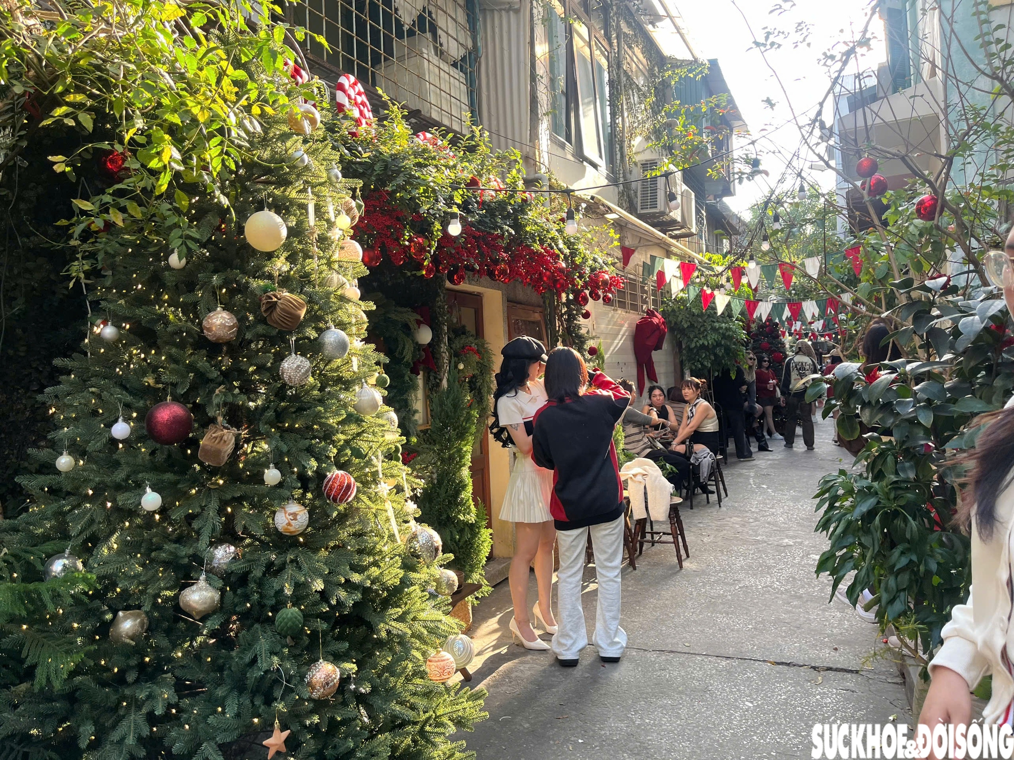 Ngõ nhỏ ở Hà Nội 'hút' giới trẻ trước mùa Giáng sinh- Ảnh 2. Ngõ nhỏ ở Hà Nội 'hút' giới trẻ trước mùa Giáng sinh- Ảnh 2.