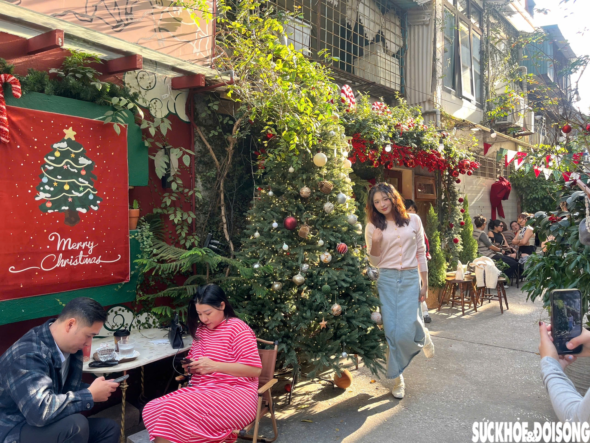 Ngõ nhỏ ở Hà Nội 'hút' giới trẻ trước mùa Giáng sinh- Ảnh 7. Ngõ nhỏ ở Hà Nội 'hút' giới trẻ trước mùa Giáng sinh- Ảnh 7.