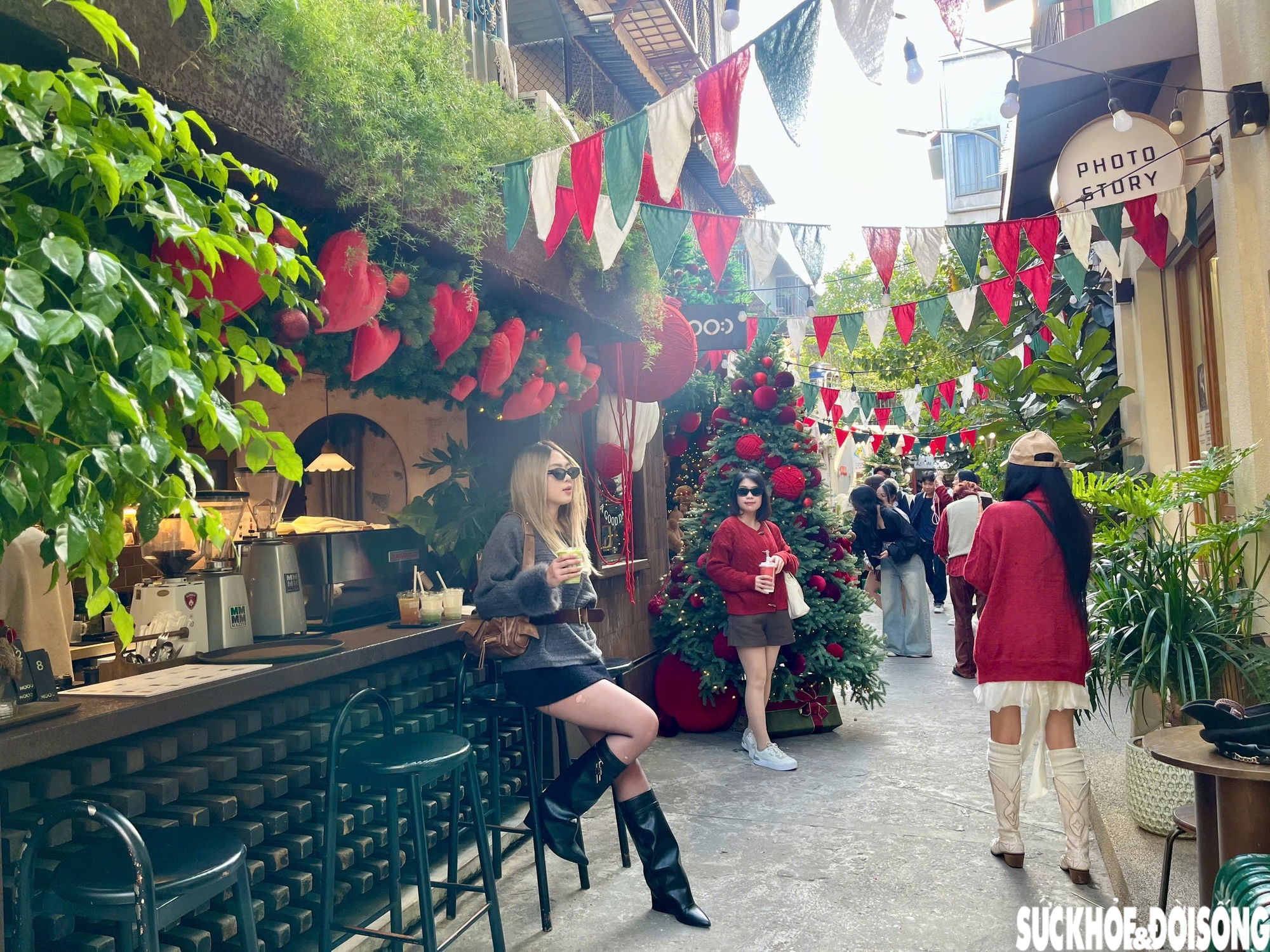 Ngõ nhỏ ở Hà Nội 'hút' giới trẻ trước mùa Giáng sinh- Ảnh 8. Ngõ nhỏ ở Hà Nội 'hút' giới trẻ trước mùa Giáng sinh- Ảnh 8.