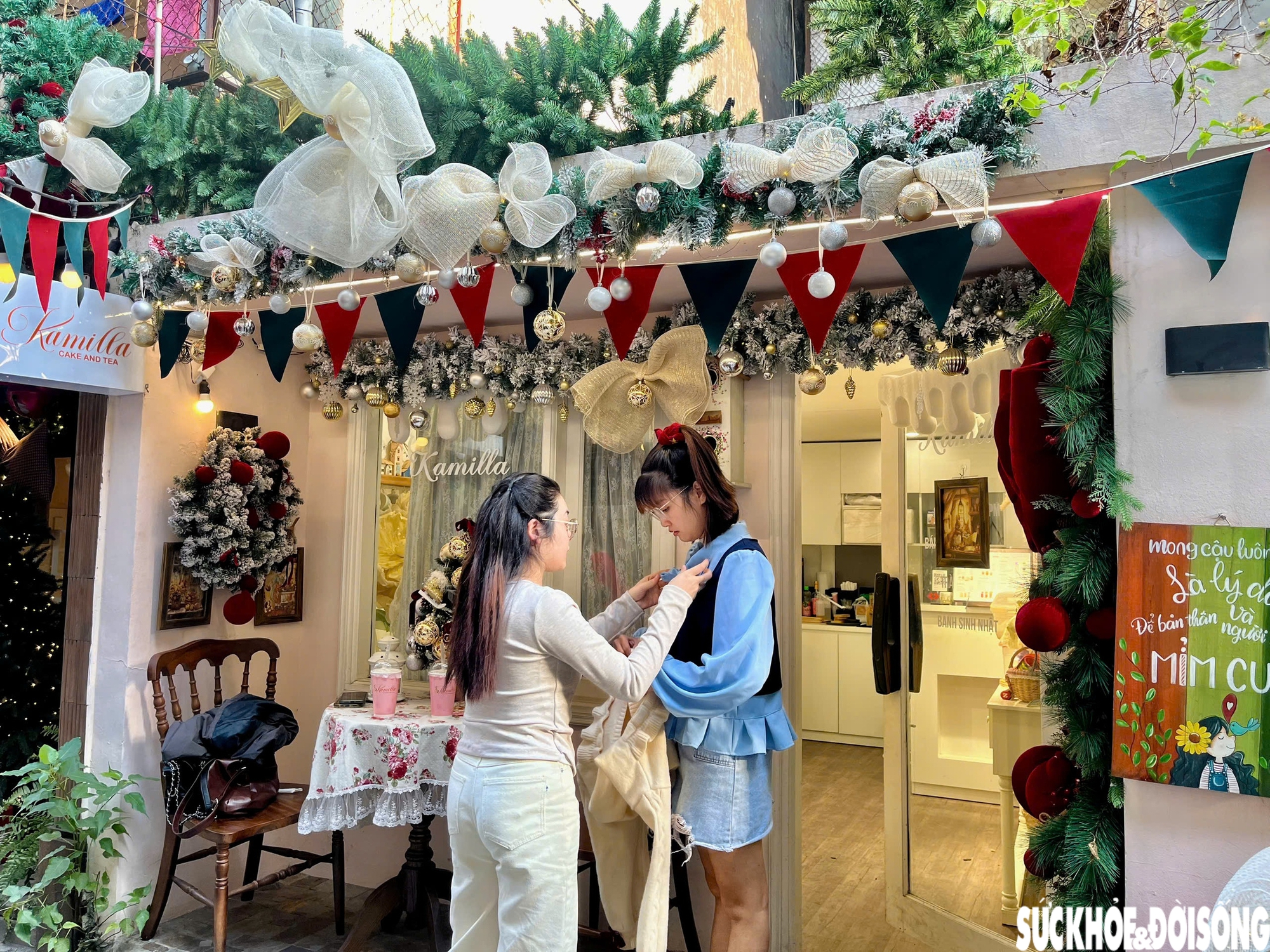 Ngõ nhỏ ở Hà Nội 'hút' giới trẻ trước mùa Giáng sinh- Ảnh 11. Ngõ nhỏ ở Hà Nội 'hút' giới trẻ trước mùa Giáng sinh- Ảnh 11.