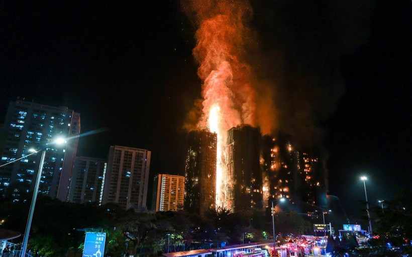 Hà Nội: Cháy nhà 8 tầng trong ngõ sâu, cảnh sát kéo vòi 250m để dập lửa- Ảnh 1. Hà Nội: Cháy nhà 8 tầng trong ngõ sâu, cảnh sát kéo vòi 250m để dập lửa- Ảnh 1.