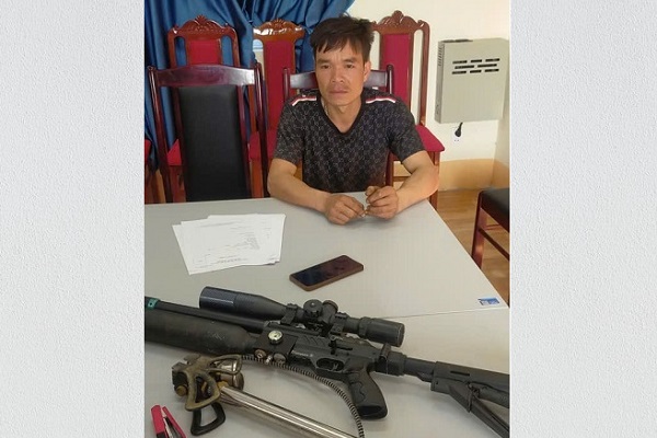 Bắt 2 đối tượng tàng trữ súng quân dụng- Ảnh 2.