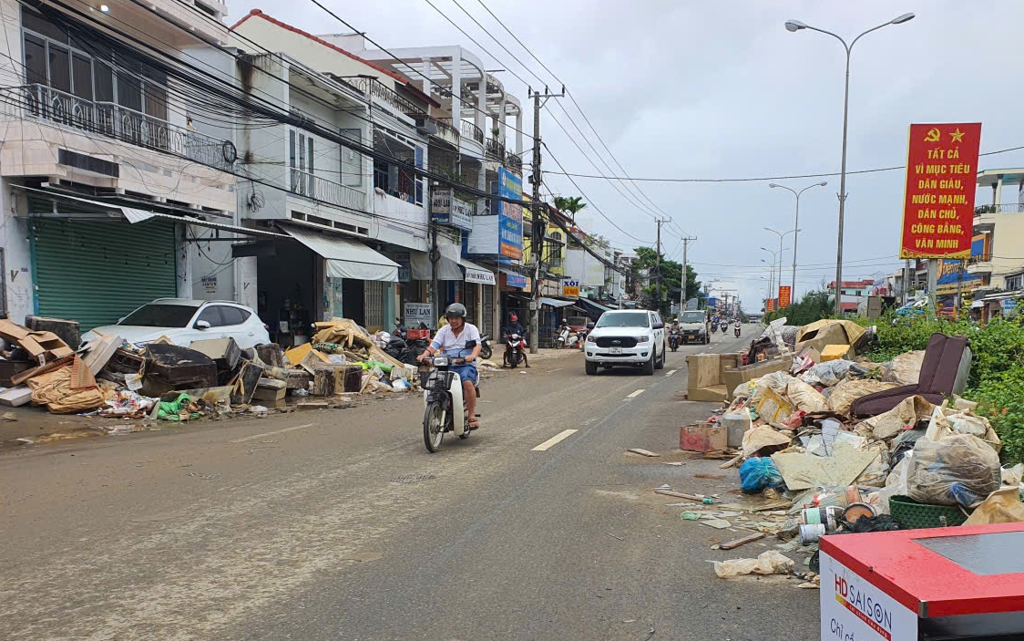 Hàng nghìn chậu hoa ở ‘vựa cúc Tết’ Khánh Hoà bị nước lũ vùi dập- Ảnh 7. Hàng nghìn chậu hoa ở ‘vựa cúc Tết’ Khánh Hoà bị nước lũ vùi dập- Ảnh 7.