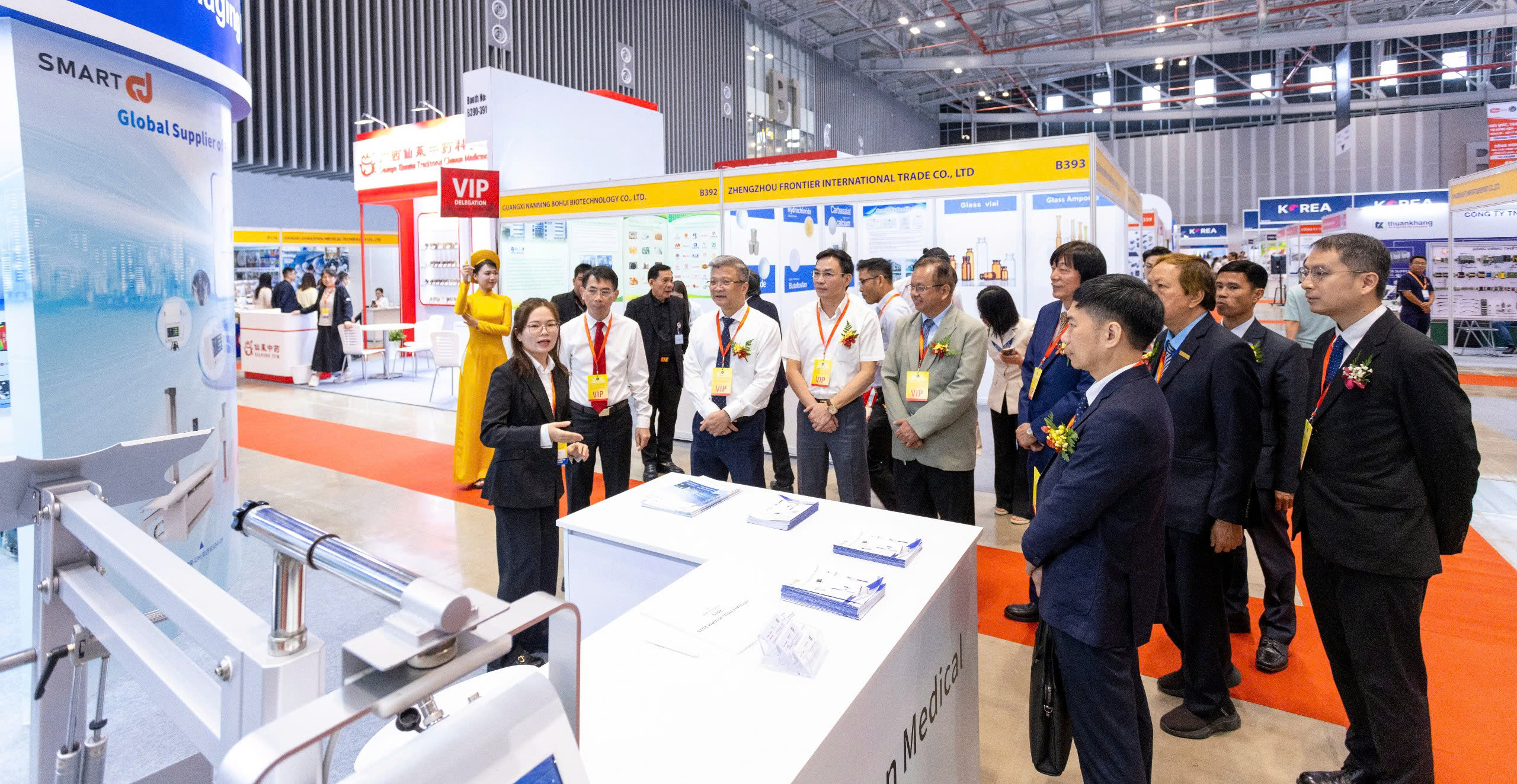 ງານວາງສະແດງຊຸກຍູ້ ແລະ ຊຸກຍູ້ການຮ່ວມມືໃນການຫັນເປັນດີຈີຕອນ ແລະ ວິທະຍາສາດເຕັກໂນໂລຊີໃນຂະແໜງສາທາລະນະສຸກ, ດຶງດູດນັກທ່ອງທ່ຽວນັບພັນເທື່ອຄົນ - ຮູບພາບ 3. Triển lãm quảng bá, thúc đẩy hợp tác chuyển đổi số, khoa học công nghệ trong ngành Y tế thu hút hàng nghìn khách tham quan- Ảnh 3.