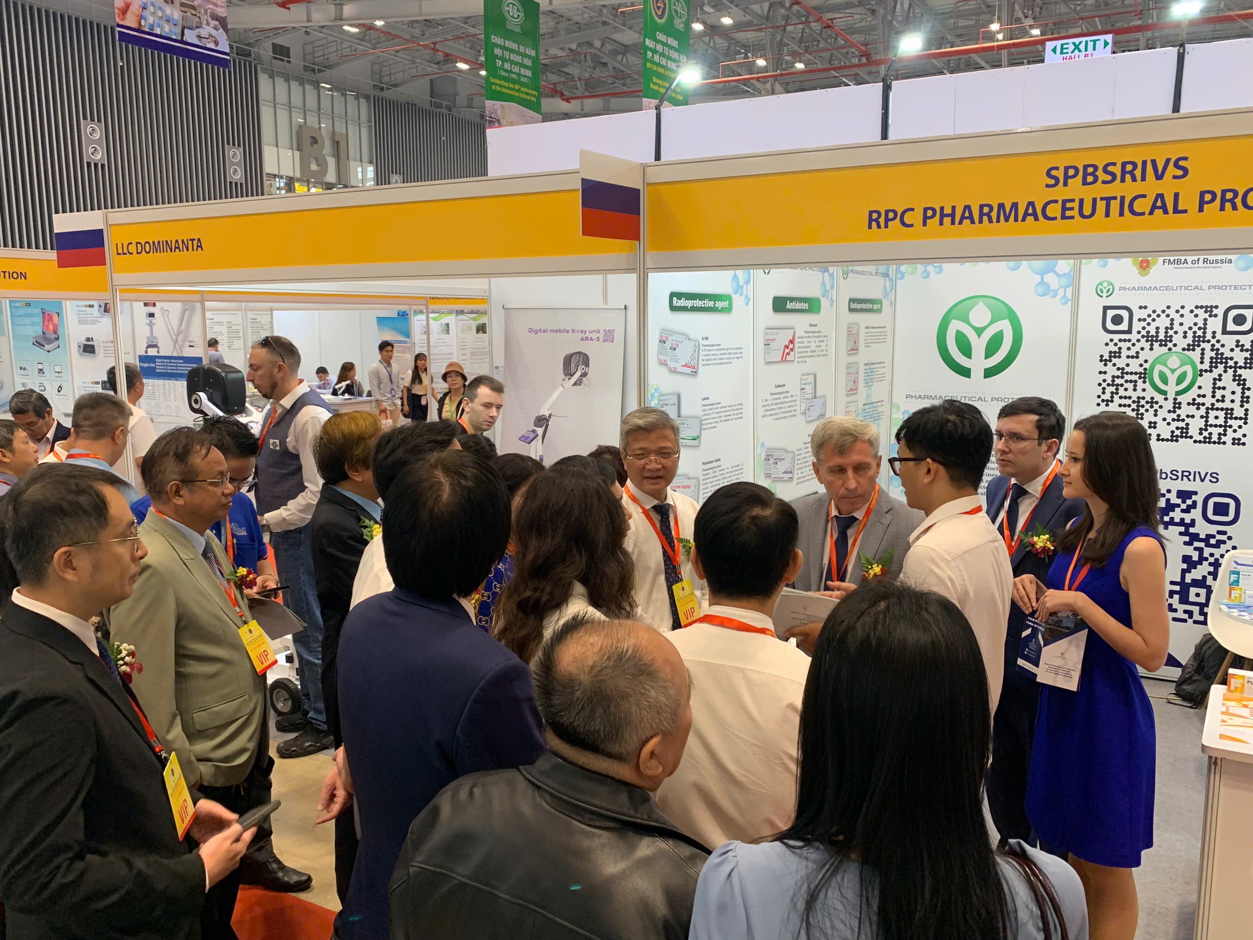 ງານວາງສະແດງຊຸກຍູ້ ແລະ ຊຸກຍູ້ການຮ່ວມມືໃນການຫັນເປັນດີຈີຕອນ ແລະ ວິທະຍາສາດເຕັກໂນໂລຊີໃນຂົງເຂດສາທາລະນະສຸກ, ດຶງດູດນັກທ່ອງທ່ຽວນັບພັນເທື່ອຄົນ - ຮູບພາບ 2. Triển lãm quảng bá, thúc đẩy hợp tác chuyển đổi số, khoa học công nghệ trong ngành Y tế thu hút hàng nghìn khách tham quan- Ảnh 2.