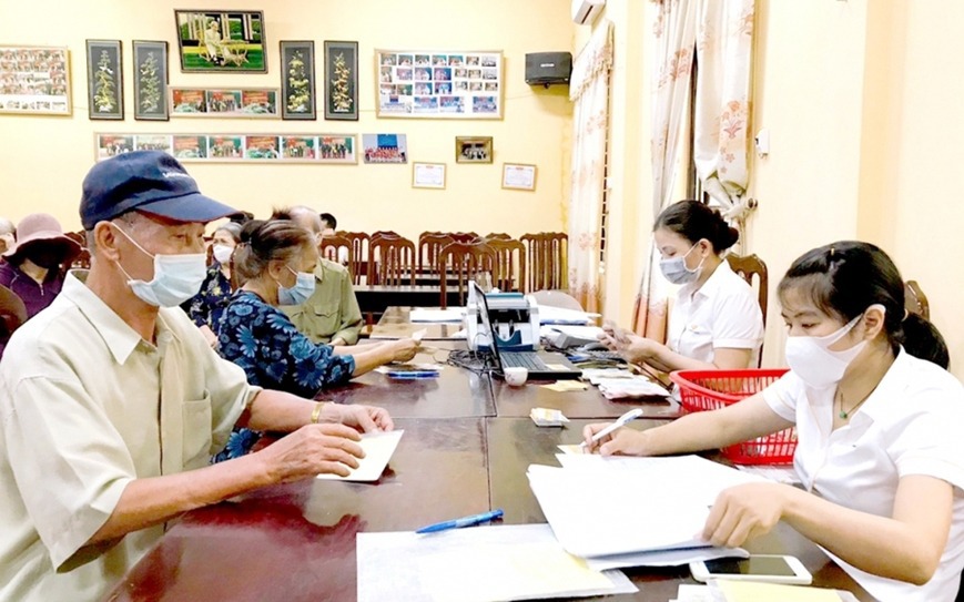 Lịch chi trả lương hưu đặc biệt trong tháng 12 của 4 tỉnh- Ảnh 2. Chủ tịch xã quyết định chi trả trợ cấp hưu trí xã hội cho người già không có lương hưu