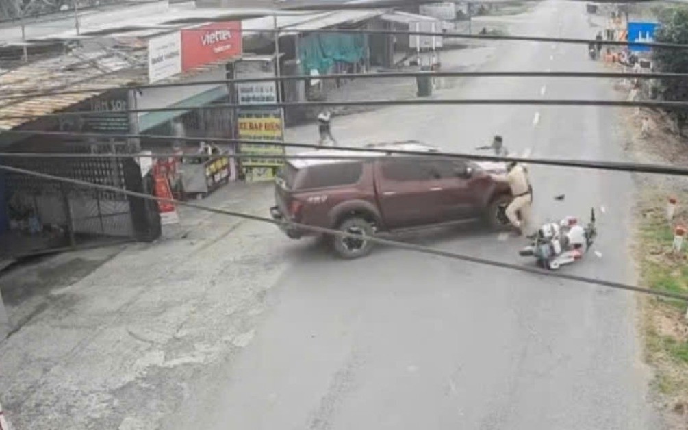 Giả tuyển dụng đi Mỹ, nhóm lừa đảo dàn cảnh bắt cóc online tống tiền 500 triệu- Ảnh 2. Sáng 28/11: Xác minh danh tính "quái xế" lái xe bán tải húc ngã xe đặc chủng của CSGT rồi bỏ trốn