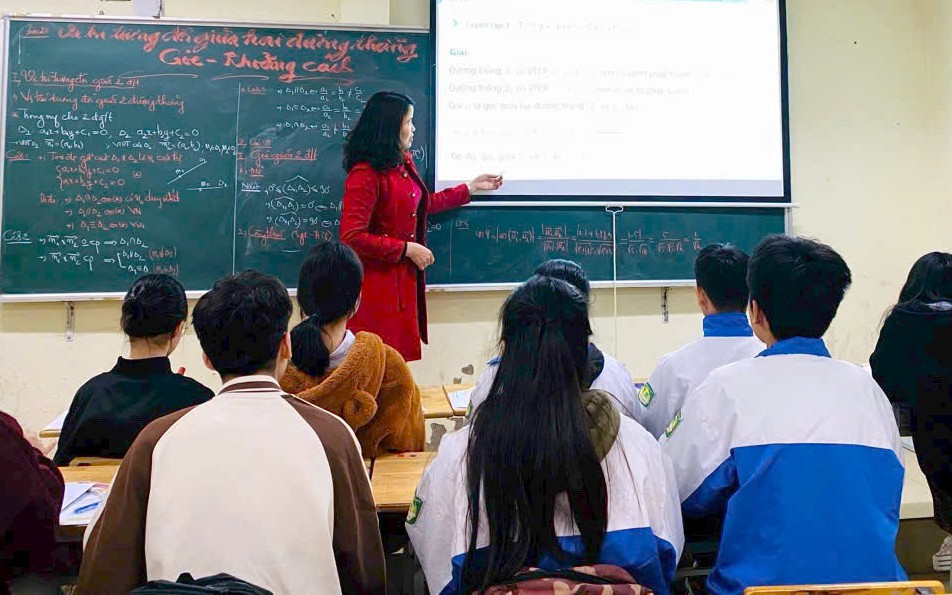 Gần 10.000 giáo viên Hà Nội chờ đợi từ kỳ họp HĐND