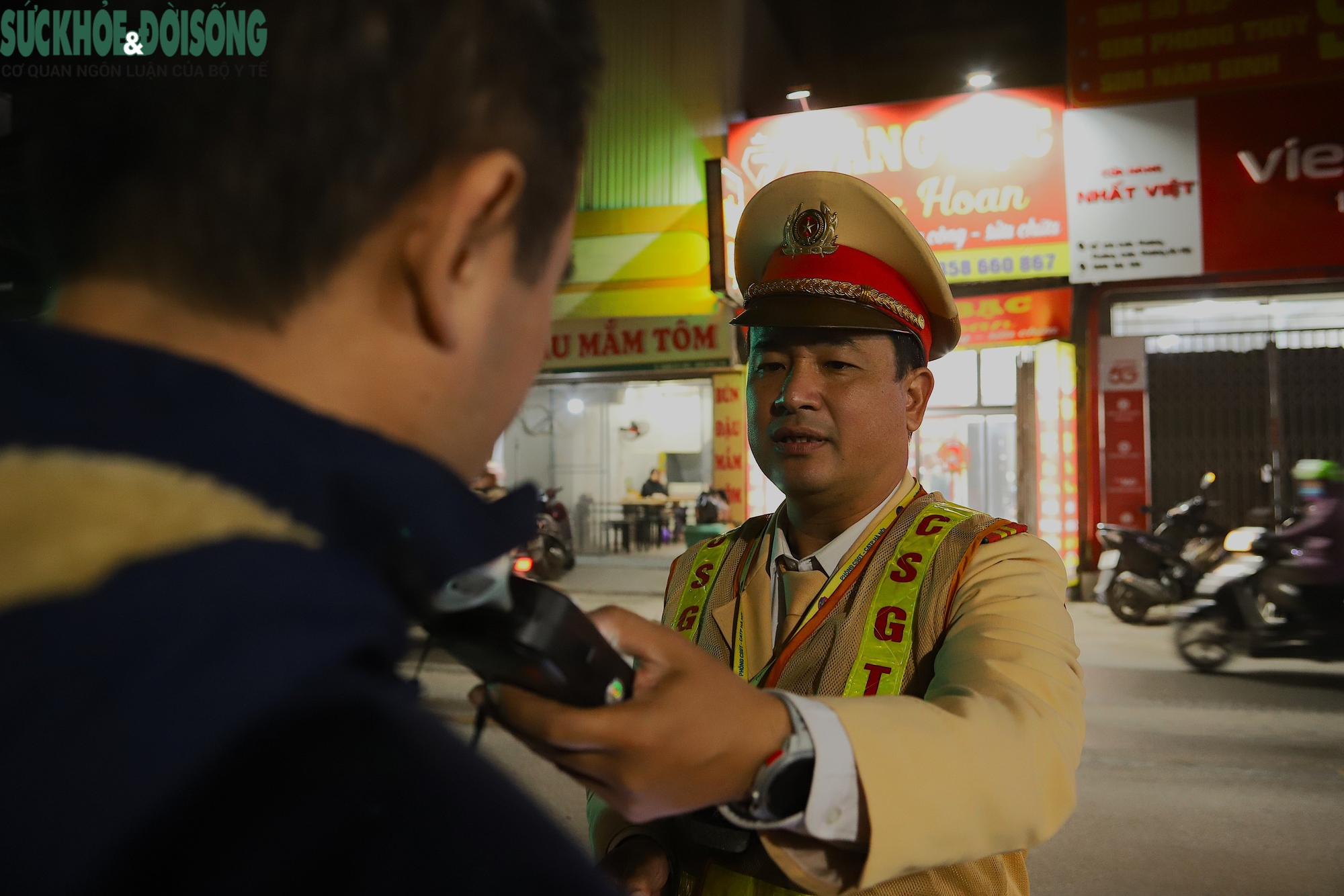 Kiểm tra nồng độ cồn cuối tuần, nhiều công nhân, lao động phổ thông vi phạm- Ảnh 2. Kiểm tra nồng độ cồn cuối tuần, nhiều công nhân, lao động phổ thông vi phạm- Ảnh 2.