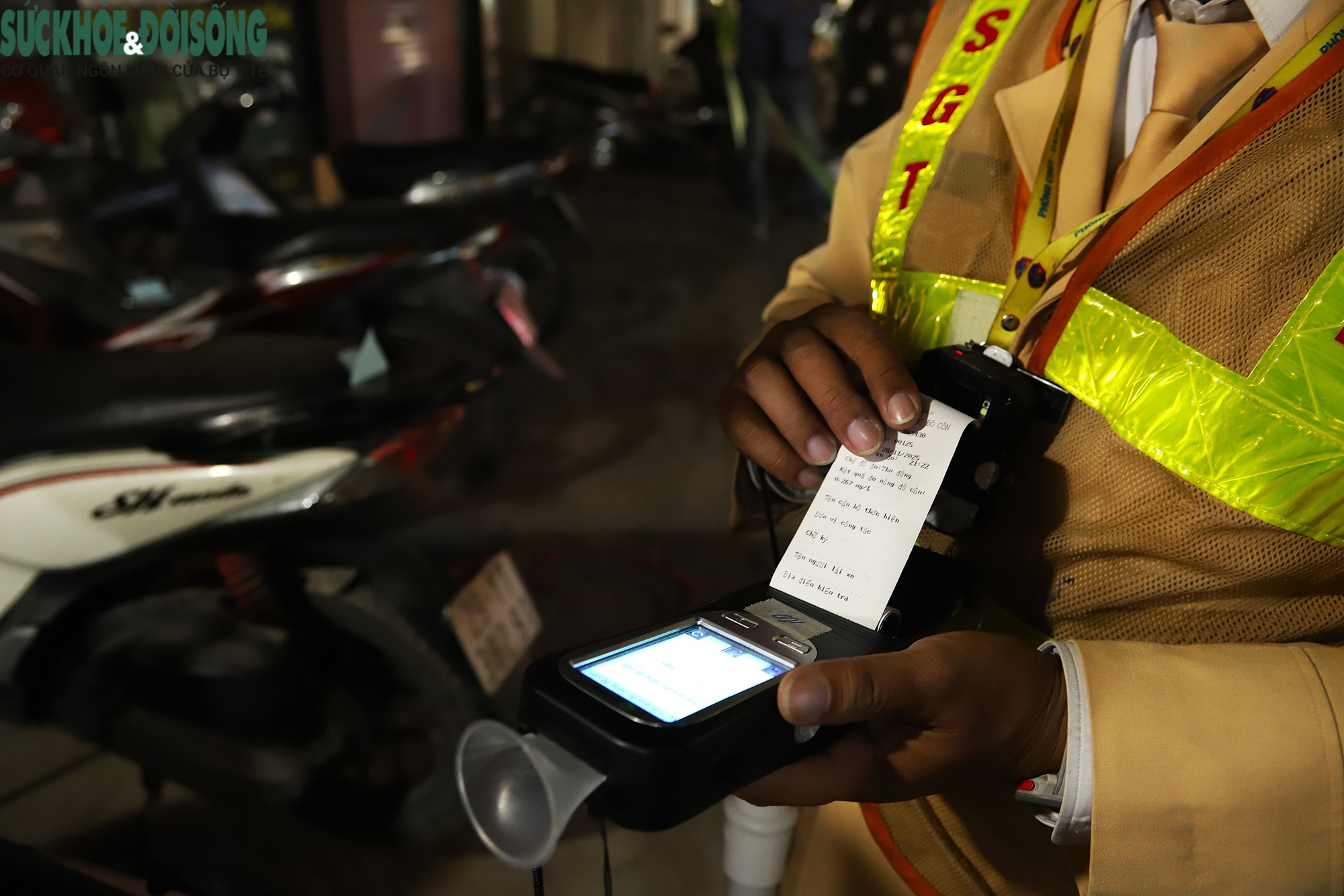 Kiểm tra nồng độ cồn cuối tuần, nhiều công nhân, lao động phổ thông vi phạm- Ảnh 3. Kiểm tra nồng độ cồn cuối tuần, nhiều công nhân, lao động phổ thông vi phạm- Ảnh 3.