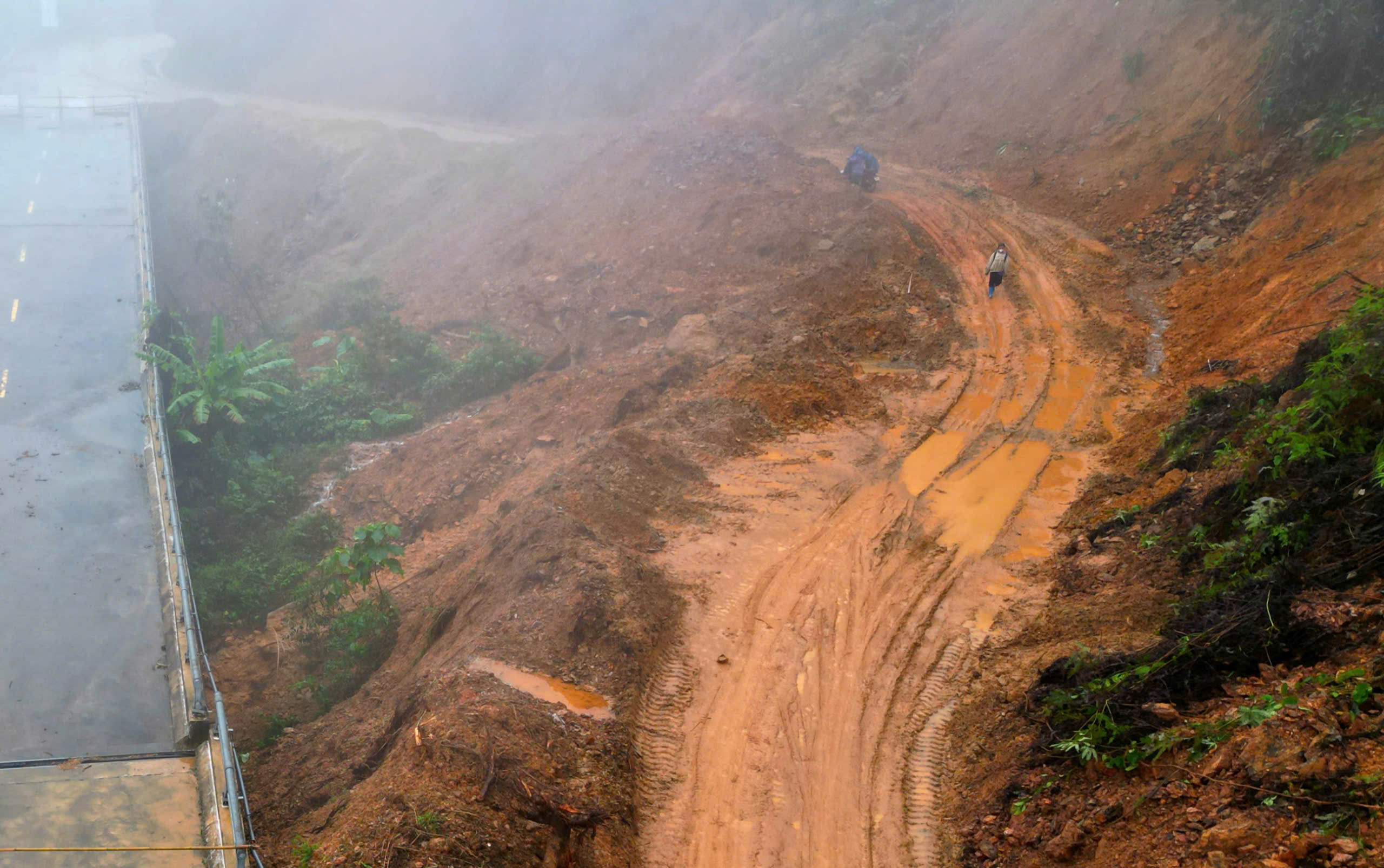Cầu cạn trên đường Hồ Chí Minh bị xô nghiêng trong mưa lũ lịch sử hiện ra sao?- Ảnh 10. Cầu cạn trên đường Hồ Chí Minh bị xô nghiêng trong mưa lũ lịch sử hiện ra sao?- Ảnh 10.