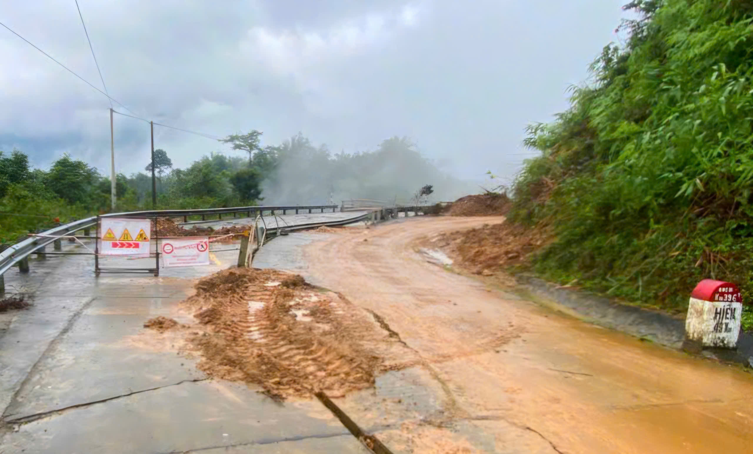 Cầu cạn trên đường Hồ Chí Minh bị xô nghiêng trong mưa lũ lịch sử hiện ra sao?- Ảnh 6. Cầu cạn trên đường Hồ Chí Minh bị xô nghiêng trong mưa lũ lịch sử hiện ra sao?- Ảnh 6.