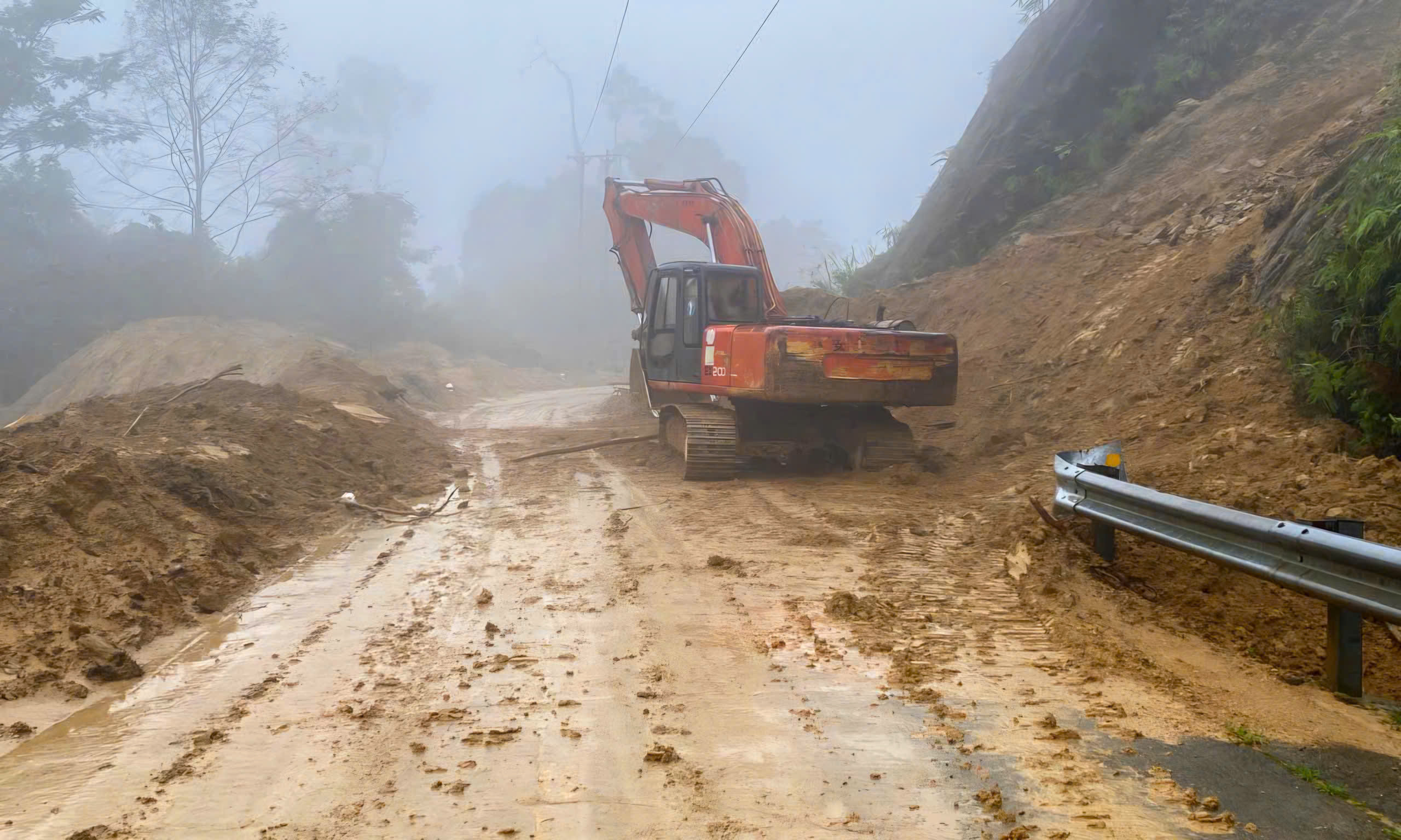 Cầu cạn trên đường Hồ Chí Minh bị xô nghiêng trong mưa lũ lịch sử hiện ra sao?- Ảnh 5. Cầu cạn trên đường Hồ Chí Minh bị xô nghiêng trong mưa lũ lịch sử hiện ra sao?- Ảnh 5.